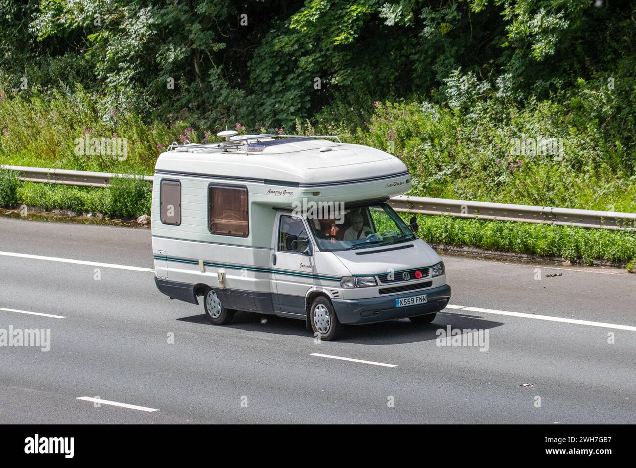 VW Volkswagen Gatcombe 'Amazing Grace' Auto Sleeper camping-car. 2002 VW AUTOSLEEPER GATCOMBE 2,5 DIESEL. Volkswagen T4 transporter voyageant sur l'autoroute M6 UK Banque D'Images