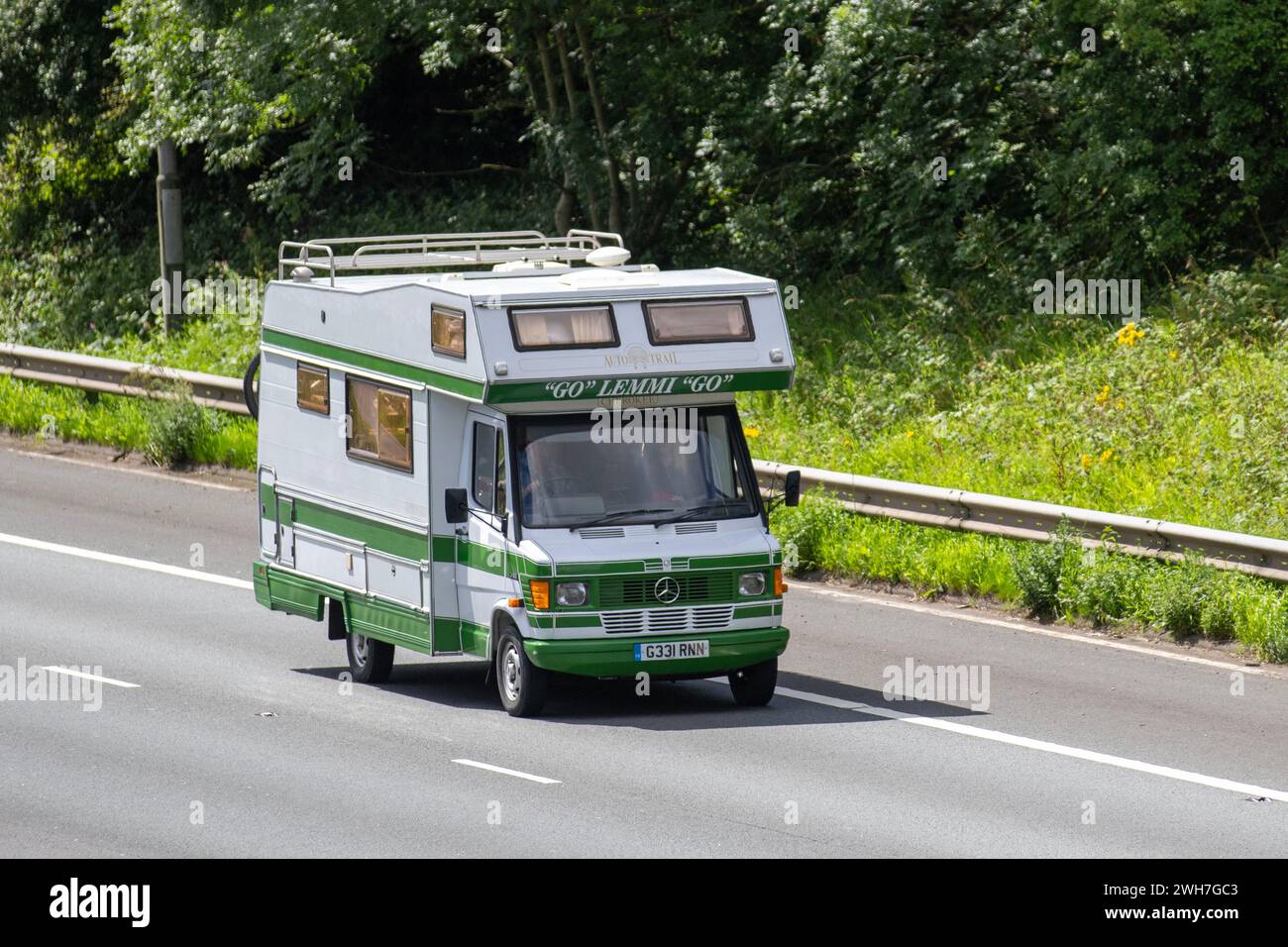 Années 1990 90 Nineties Mercedes Benz Cherokee Auto-trail, 4 couchettes, cabine sur camping-car. Véhicule de loisirs circulant sur l'autoroute M6, Royaume-Uni Banque D'Images