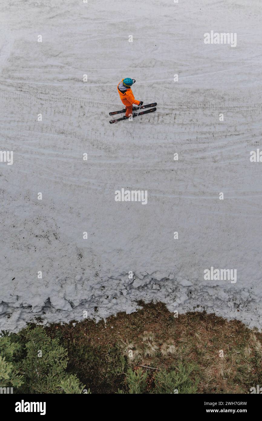 Un skieur, photographié sur une piste de ski dans la station de ski des montagnes de Jizera près d'Albrechtice v Jizerskych Horach, 5 février 2024. Les moyennes montagnes tchèques avec leur domaine skiable sont affectées par des hivers de plus en plus chauds et plus courts. Banque D'Images