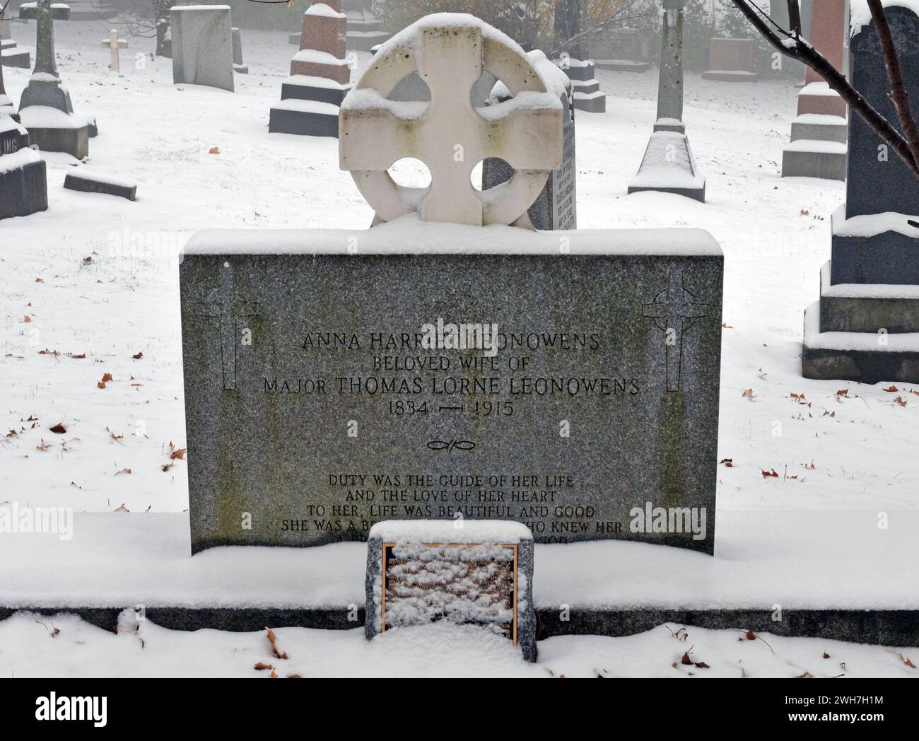 La tombe de l'écrivaine et gouvernante Anna Leonowens, dont l'histoire a été racontée dans la comédie musicale le Roi et moi, au cimetière Mont-Royal de Montréal. Banque D'Images