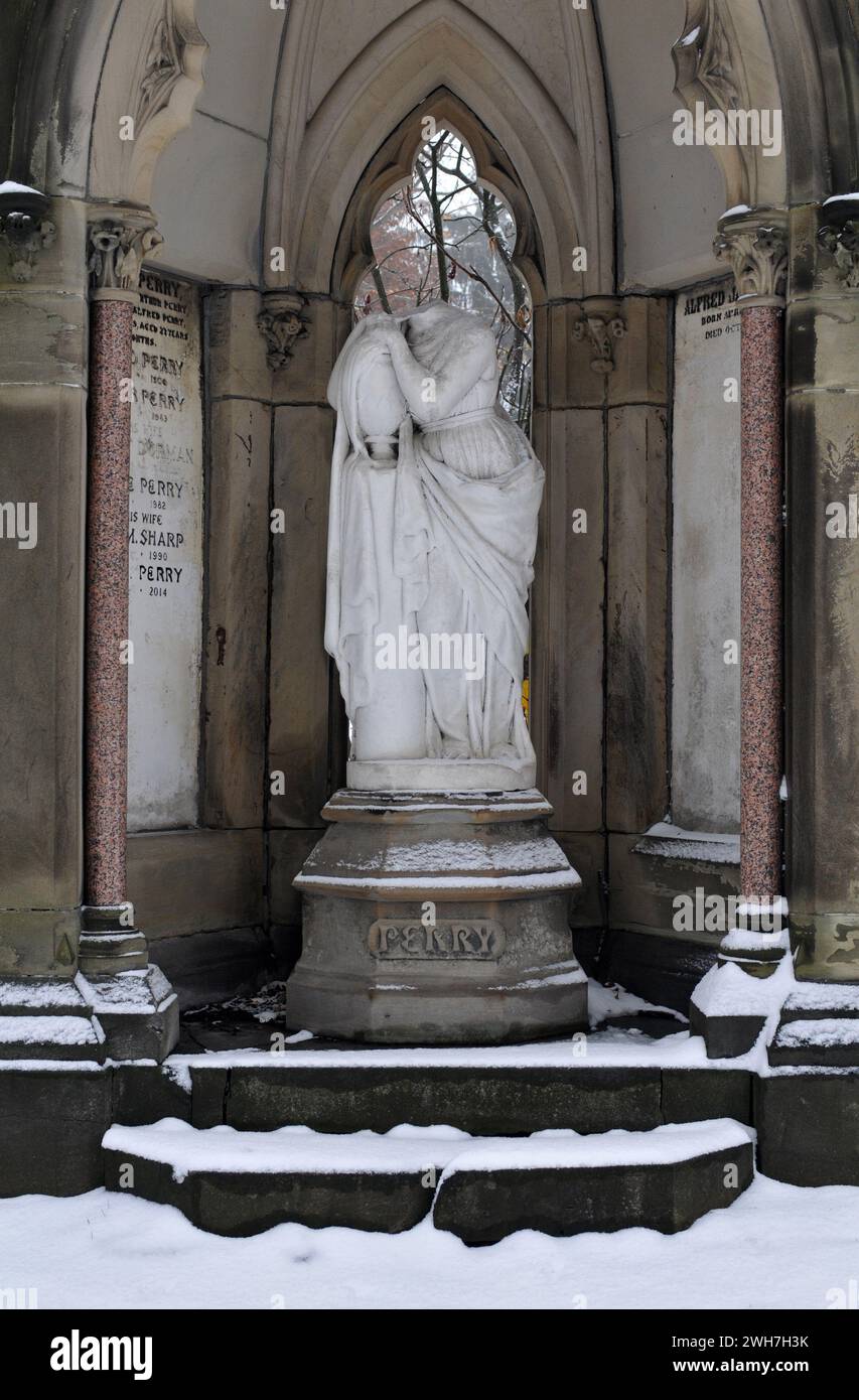 Une statue endommagée se dresse dans le monument orné de la famille Perry au cimetière Mont-Royal de Montréal. Banque D'Images