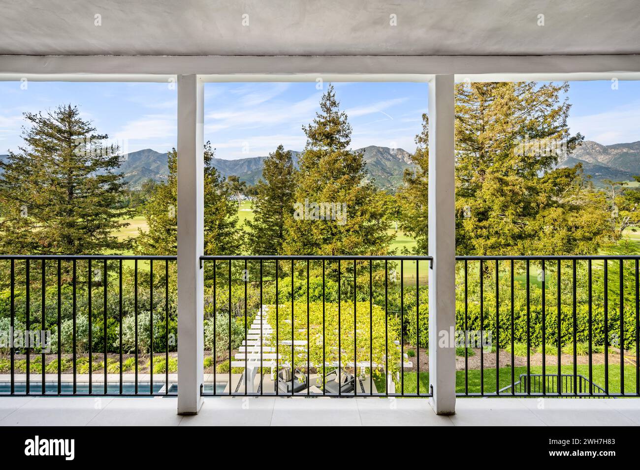 Une vue panoramique sur la montagne depuis un balcon spacieux Banque D'Images