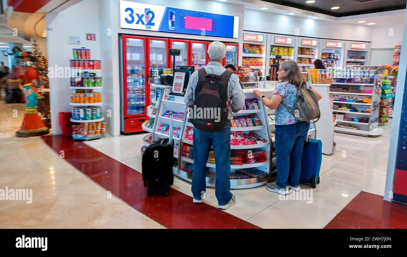 Cancun, Quintana Roo, Mexique - 20 novembre 2023 : vue au magasin hors taxes de Cancun au terminal 4 de l'aéroport international Banque D'Images