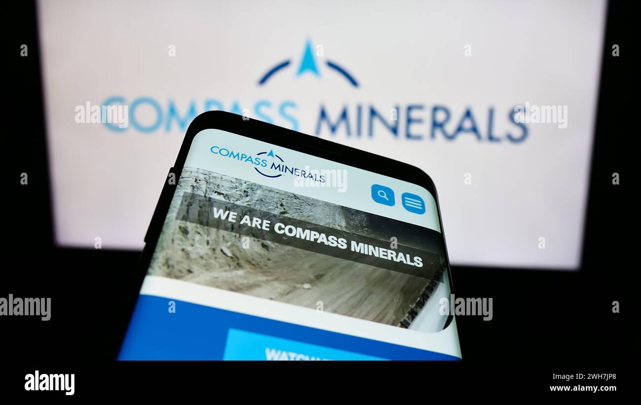 Smartphone avec le site Web de la société minière américaine Compass Minerals International Inc devant le logo de l'entreprise. Concentrez-vous sur le coin supérieur gauche de l'écran du téléphone. Banque D'Images