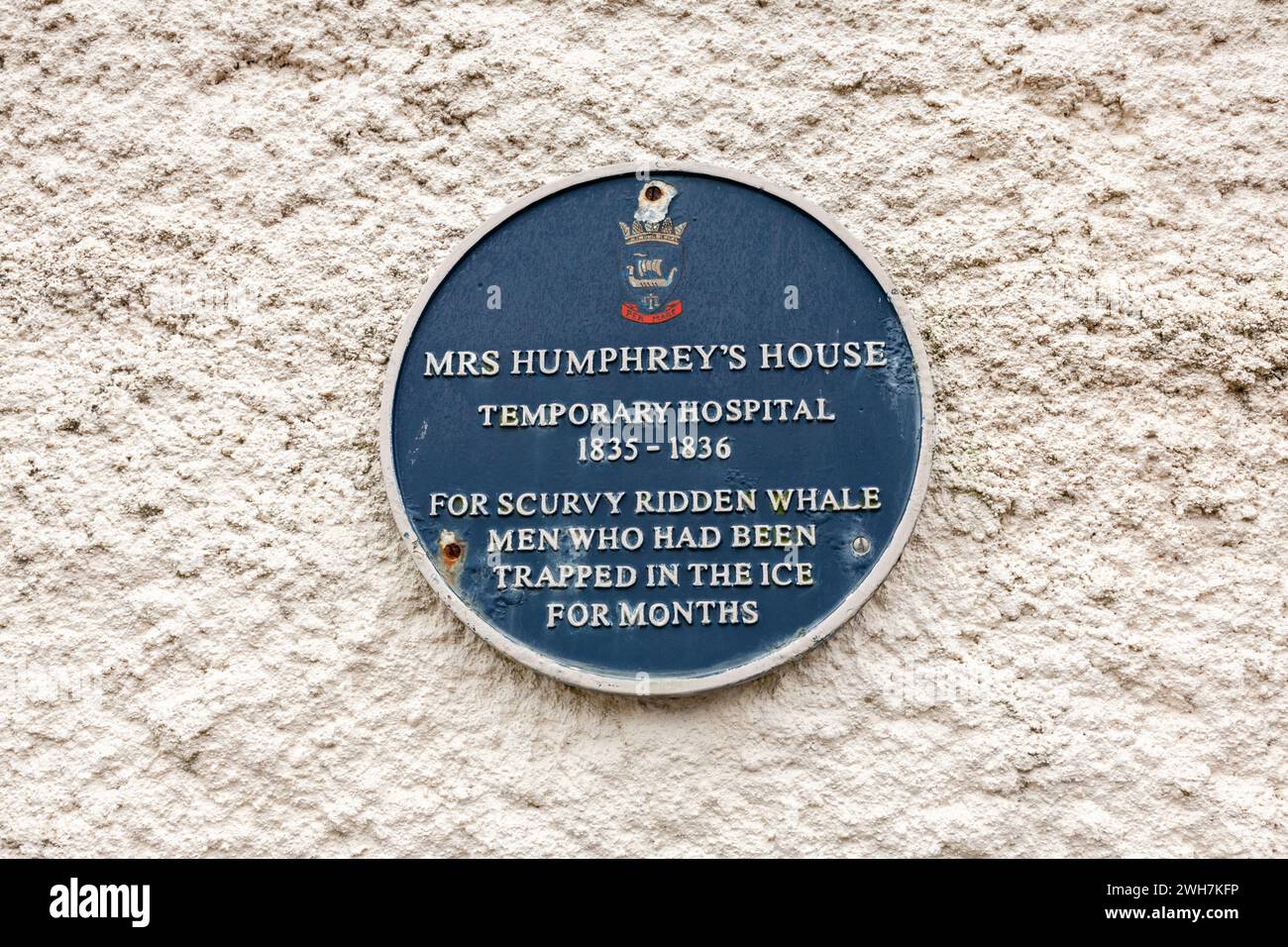 Plaque bleue pour marquer l'emplacement de la maison et de l'hôpital de Mme Humphrey, Stromness, Orcades. Banque D'Images