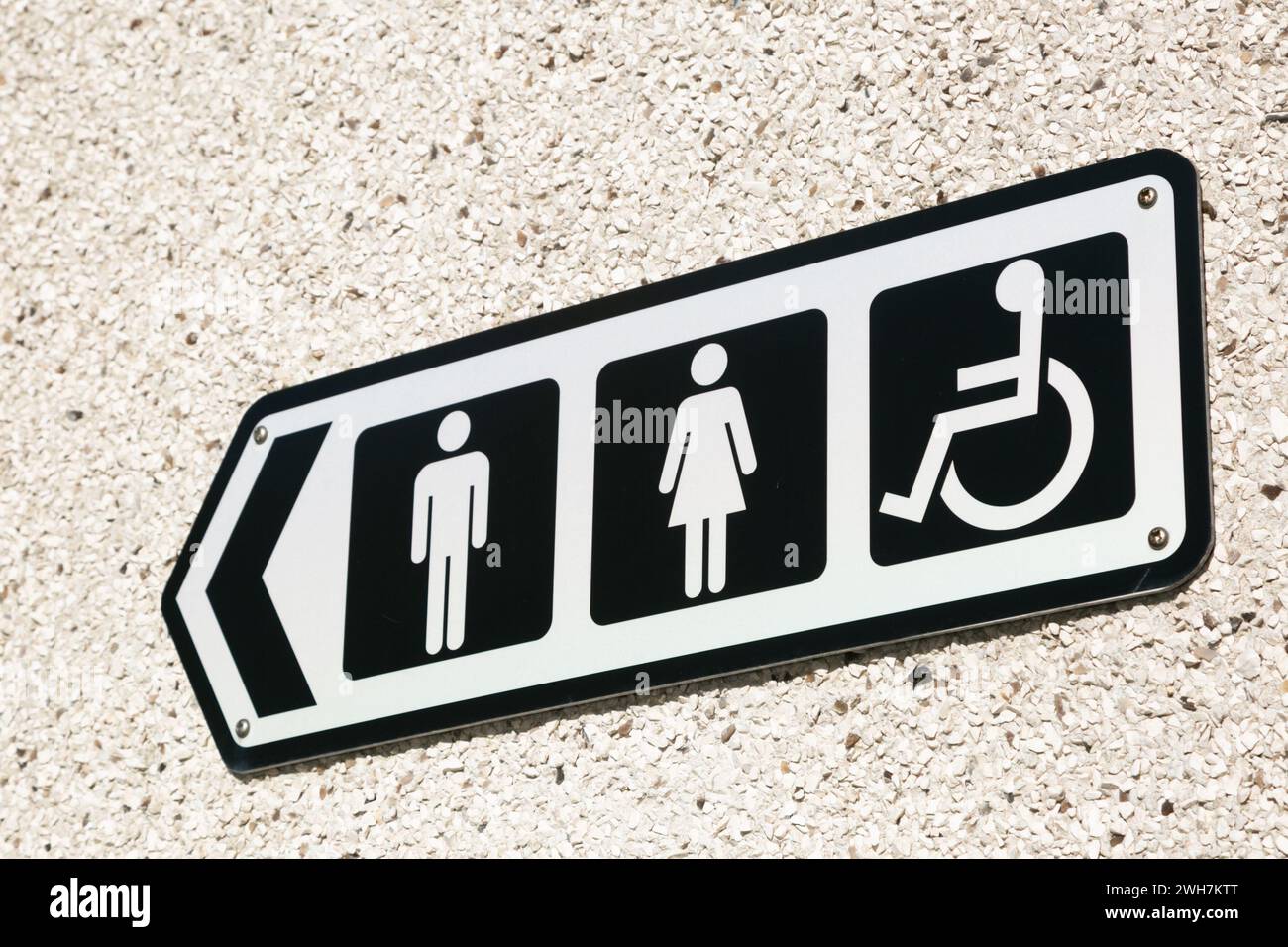 Panneau des toilettes publiques britanniques à l'extérieur montrant mâle, femelle et handicapé Banque D'Images