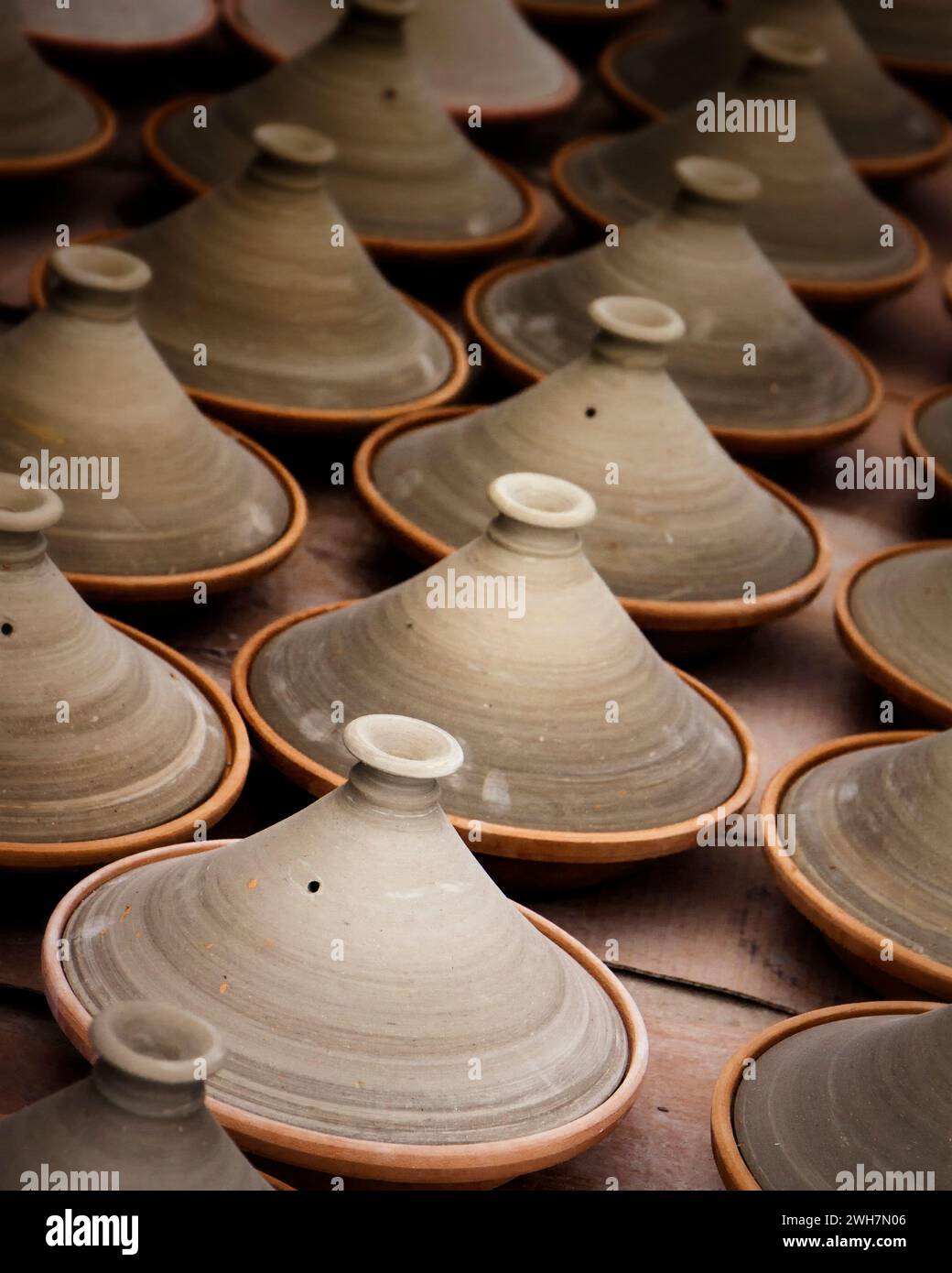 Rangées de pots de tagine en argile faits à la main à vendre dans un marché marocain Banque D'Images