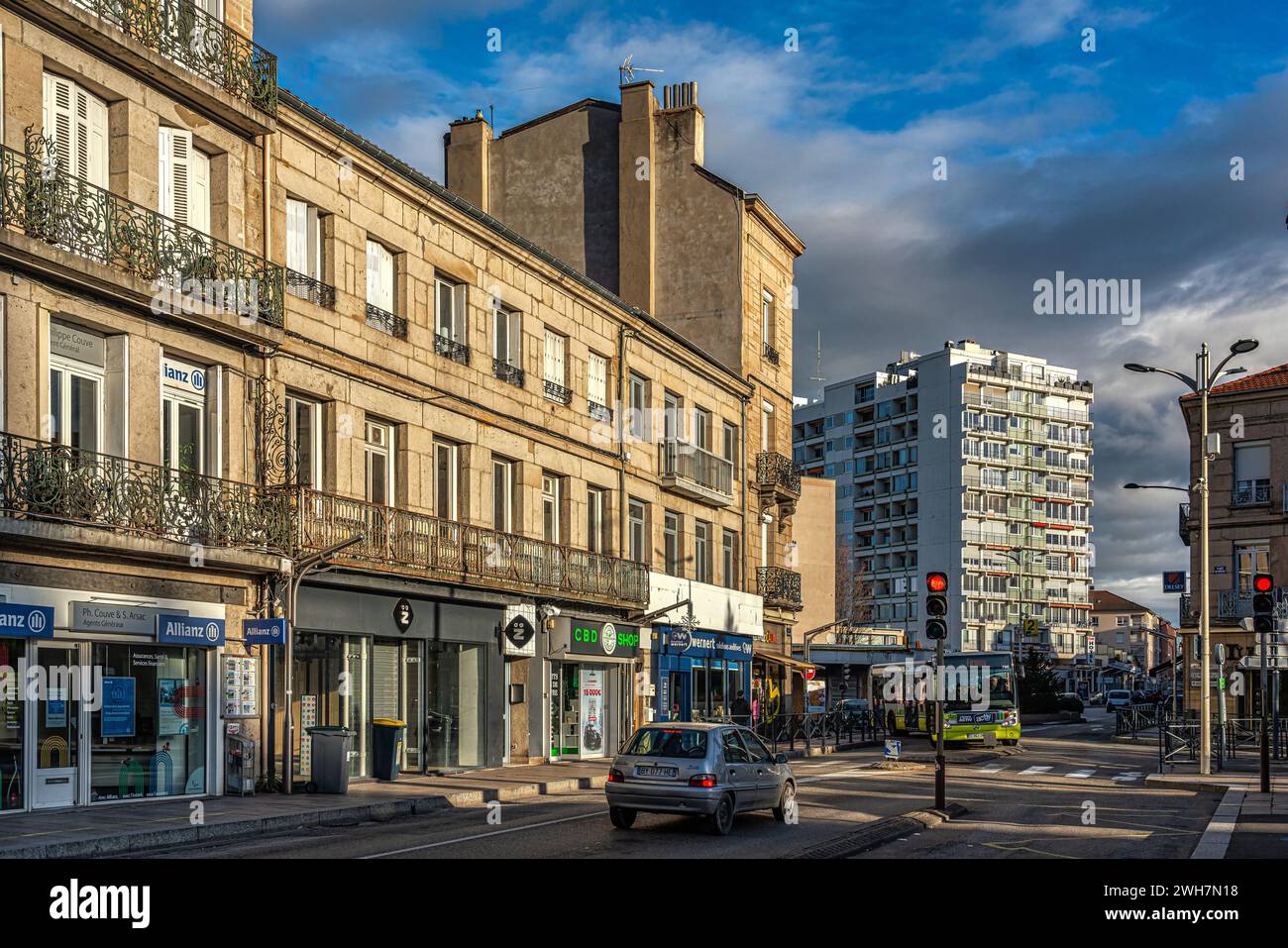 Aperçu de l'architecture moderne et des bâtiments anciens dans la ville de Firminy. Firminy, Loire Department, Auvergne Rhône Alpes region, France, Europe Banque D'Images
