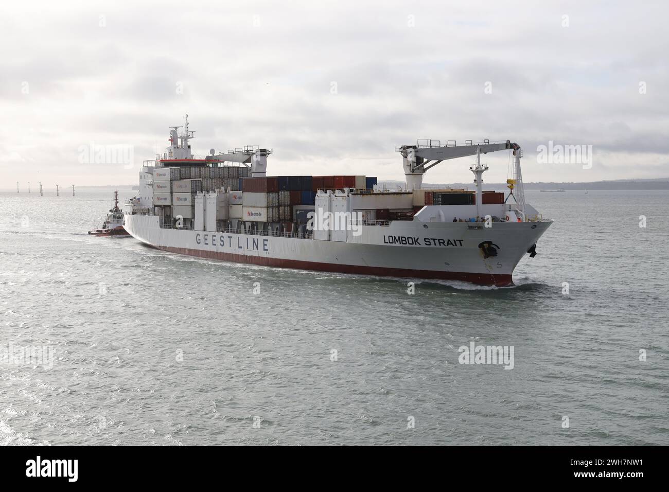 Le cargo frigorifique libérien MV DÉTROIT DE LOMBOK approchant de l'entrée du port Banque D'Images