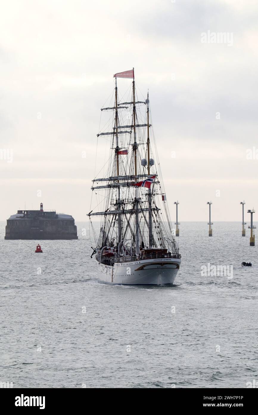 Le navire norvégien STATSRAAD LEHMKUHL s'approche du fort Spitbank dans le Solent Banque D'Images