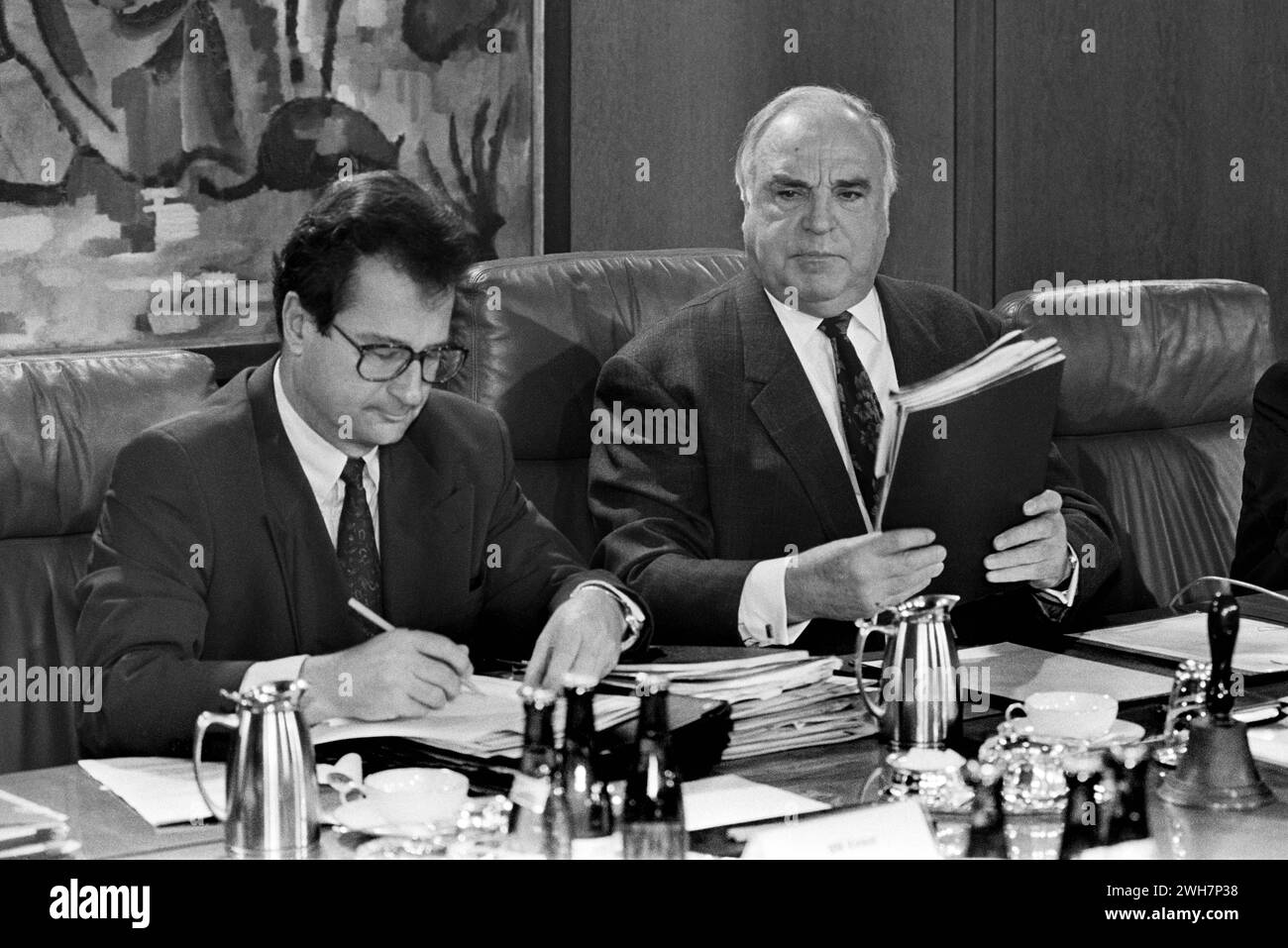 Deutschland, Bonn, 20.10.1993 Archiv. : 42-20-12 Kabinettssitzung Foto : Bundeskanzler Helmut Kohl und Außenminister Klaus Kinkel Kabinettssitzung *** Allemagne, Bonn, 20 10 1993 Archive 42 20 12 Réunion du Cabinet photo le Chancelier fédéral Helmut Kohl et le Ministre des Affaires étrangères Klaus Kinkel Réunion du Cabinet Banque D'Images