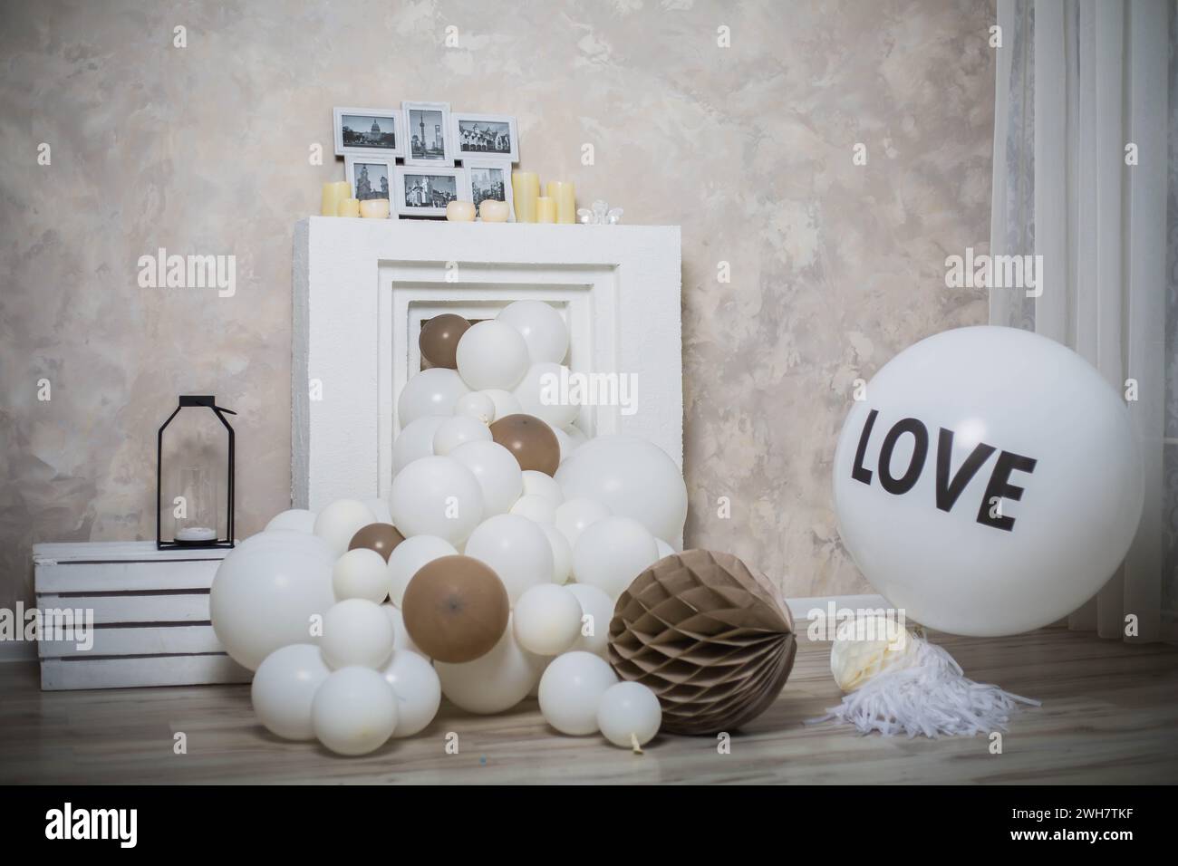 Une fausse cheminée est décorée de ballons blancs et bruns Banque D'Images