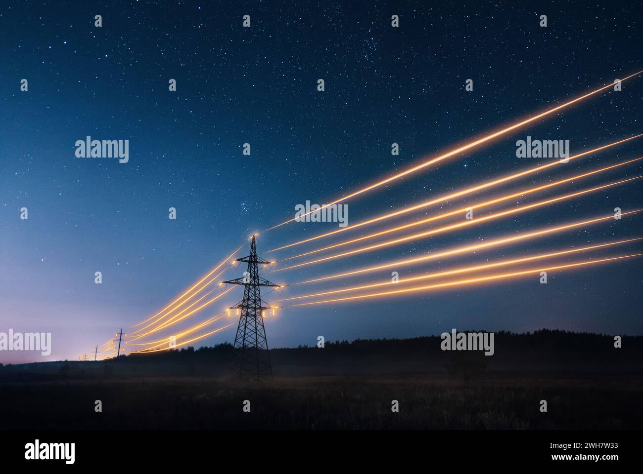 Tours de transmission d'électricité avec des fils lumineux orange le ciel étoilé de nuit. Concept d'infrastructure énergétique. Banque D'Images