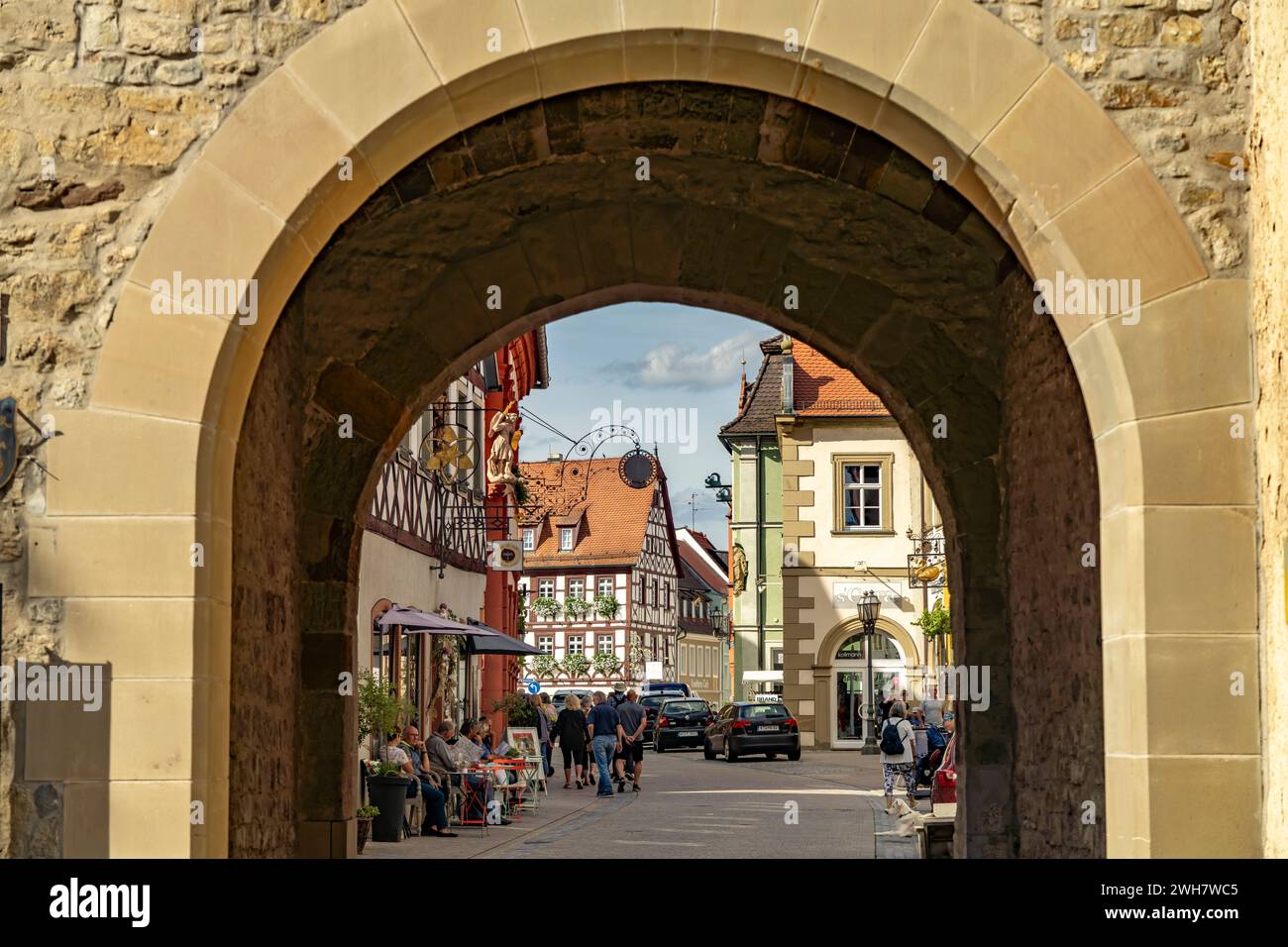 Blick durch das Obere Tor nach Volkach, Unterfranken, Bayern, Deutschland | vue à travers la porte de la ville Oberes Tor porte supérieure à Volkach, basse Francon Banque D'Images