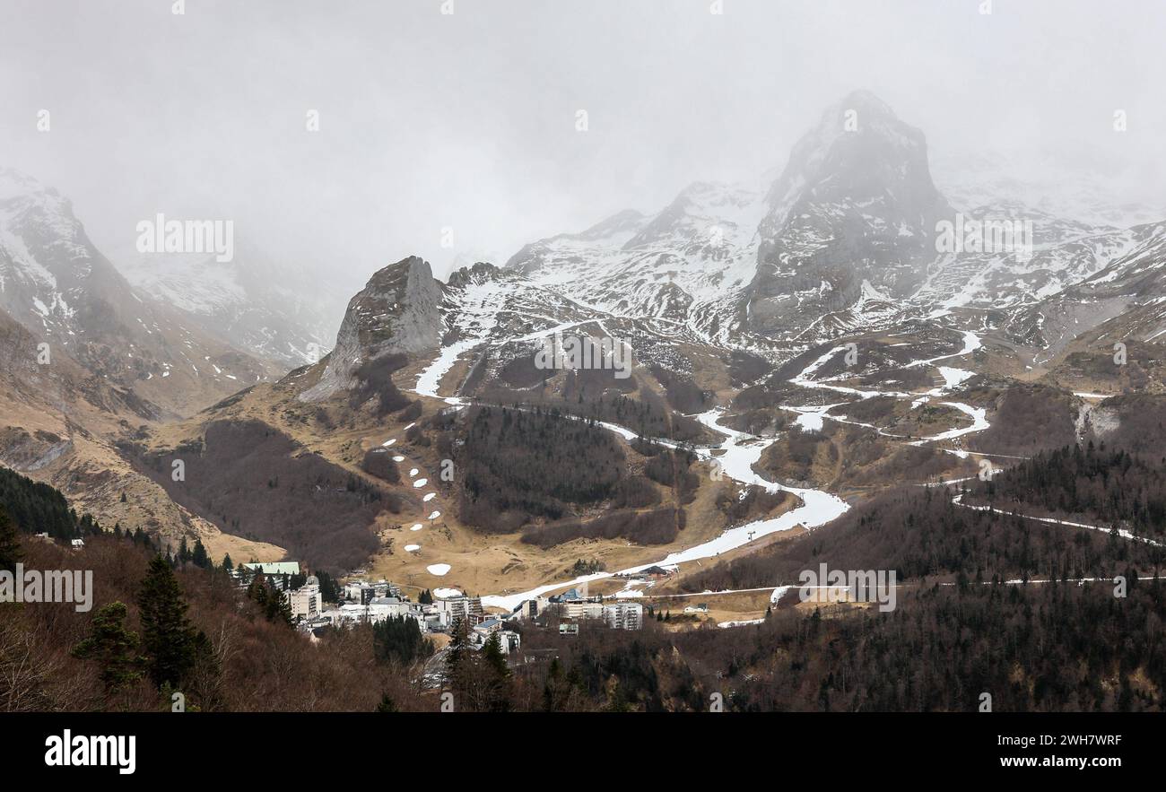 Laruns, France. 08th Feb, 2024. © PHOTOPQR/SUD Ouest/David le Deodic ; Laruns ; 08/02/2024 ; la station de ski de Gourette sans neige à la veille des vacances, le 8 fevrier 2024 . Rééchauffement climatique, manque de neige, neige de culture, canon à neige . Laruns, France, 8 février 2024. Dans les Pyrénées, la station de ski de Gourette sans neige à la veille des vacances le peu de neige est fourni par les canons crédit : MAXPPP/Alamy Live News Banque D'Images