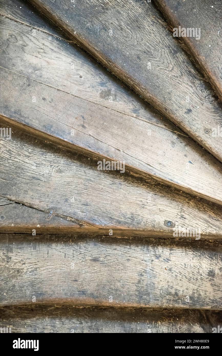 Vieil escalier en bois dans une maison de location, vue de dessus. Banque D'Images