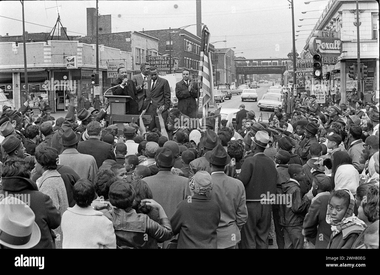 Dr King s'adressant à la foule lors d'une manifestation pacifique pour les droits civiques dans les années 1960 à Chicago Banque D'Images