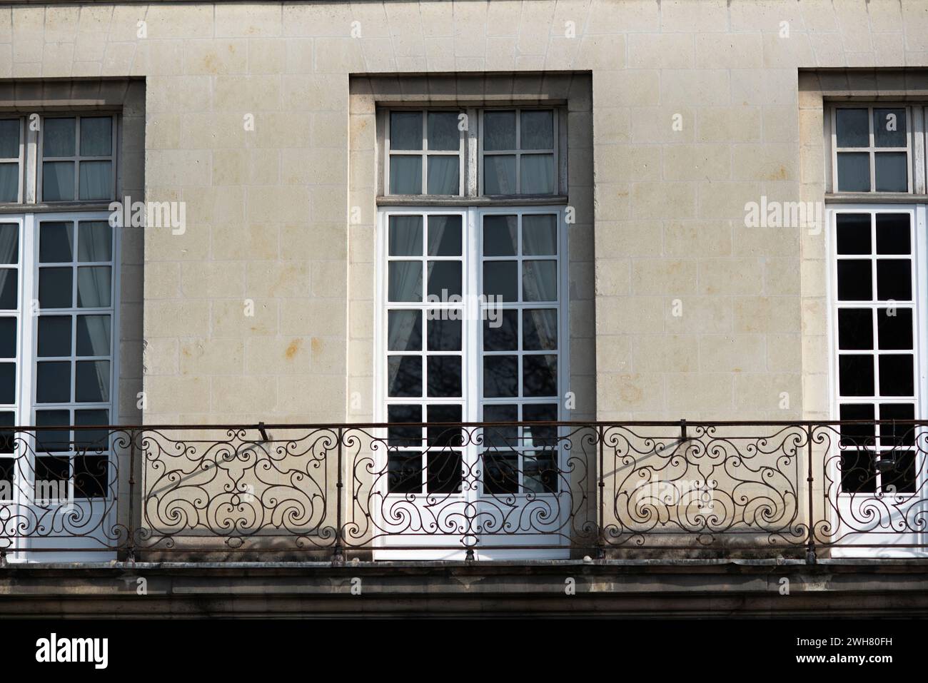 Façade avec fenêtres dans une ancienne maison d'habitation en France, architecture française. Banque D'Images
