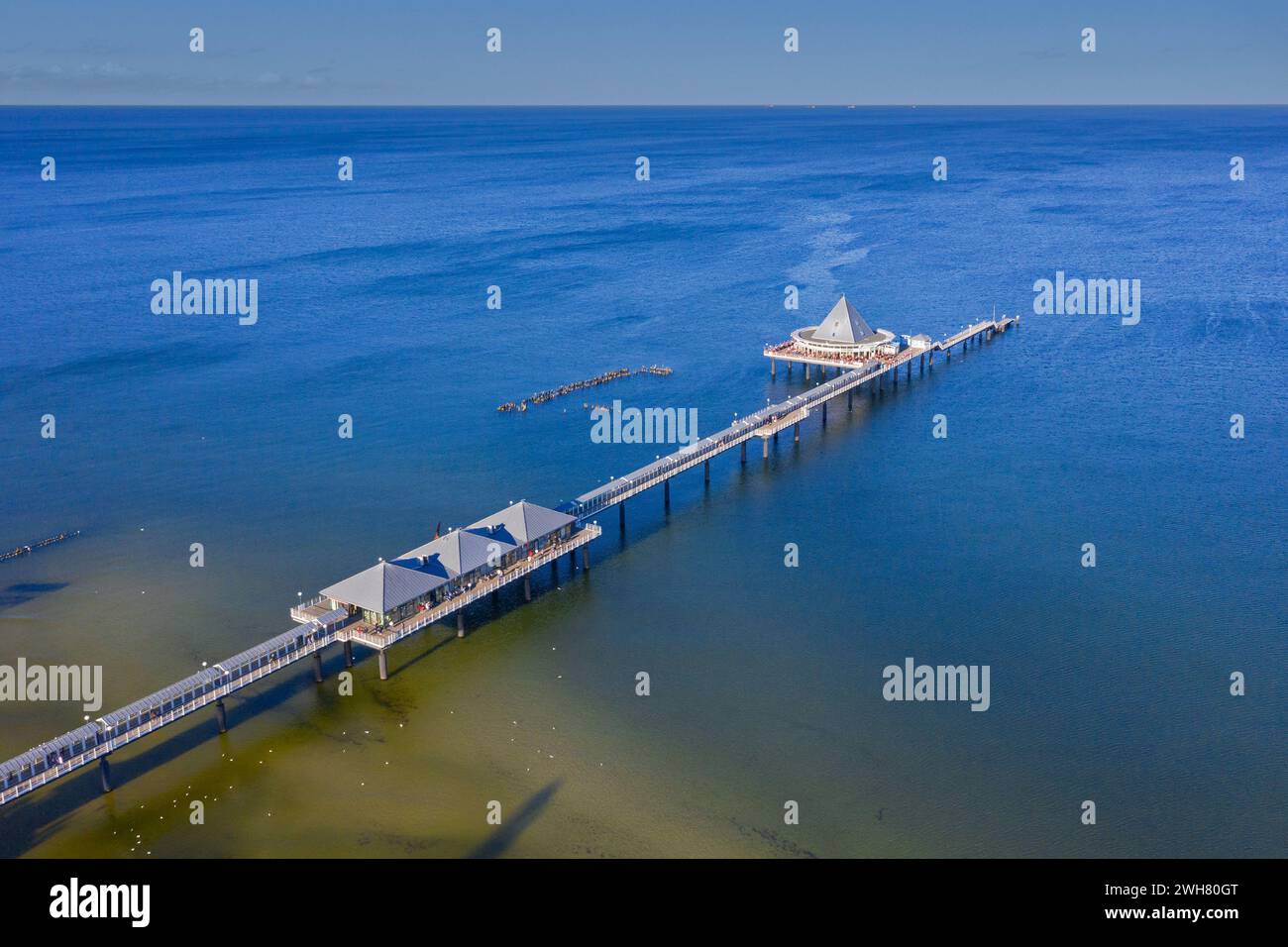 Heringsdorf Pier / Seebrücke Heringsdorf s'étend dans la mer Baltique sur l'île d'Usedom, Mecklembourg-Poméranie occidentale, Allemagne Banque D'Images