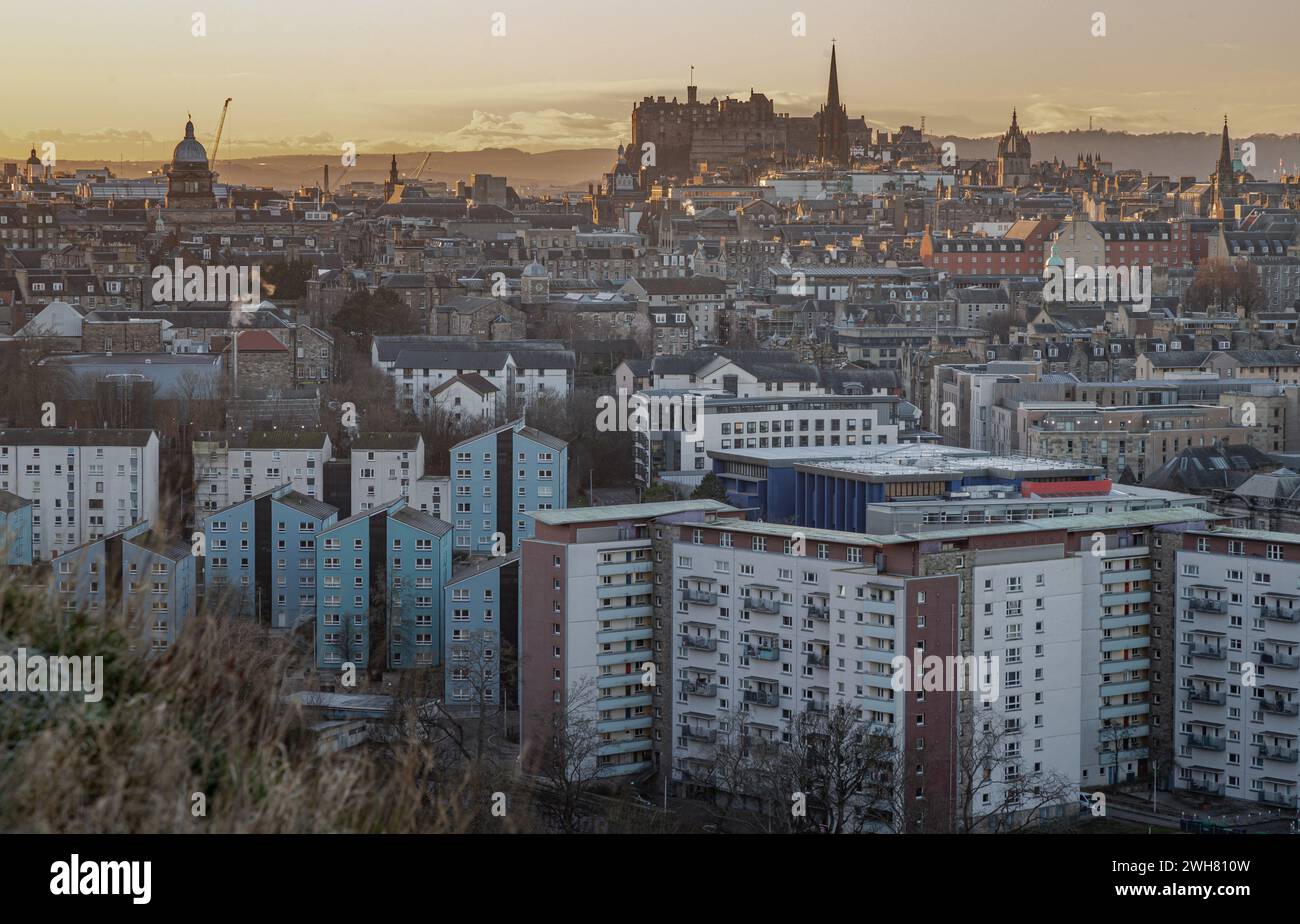 Édimbourg, Écosse - 17 janvier 2024 - vue imprenable sur le paysage urbain d'Édimbourg et Calton Hill et les bâtiments de Dumbiedykes avec la ligne d'horizon vue du sommet Banque D'Images