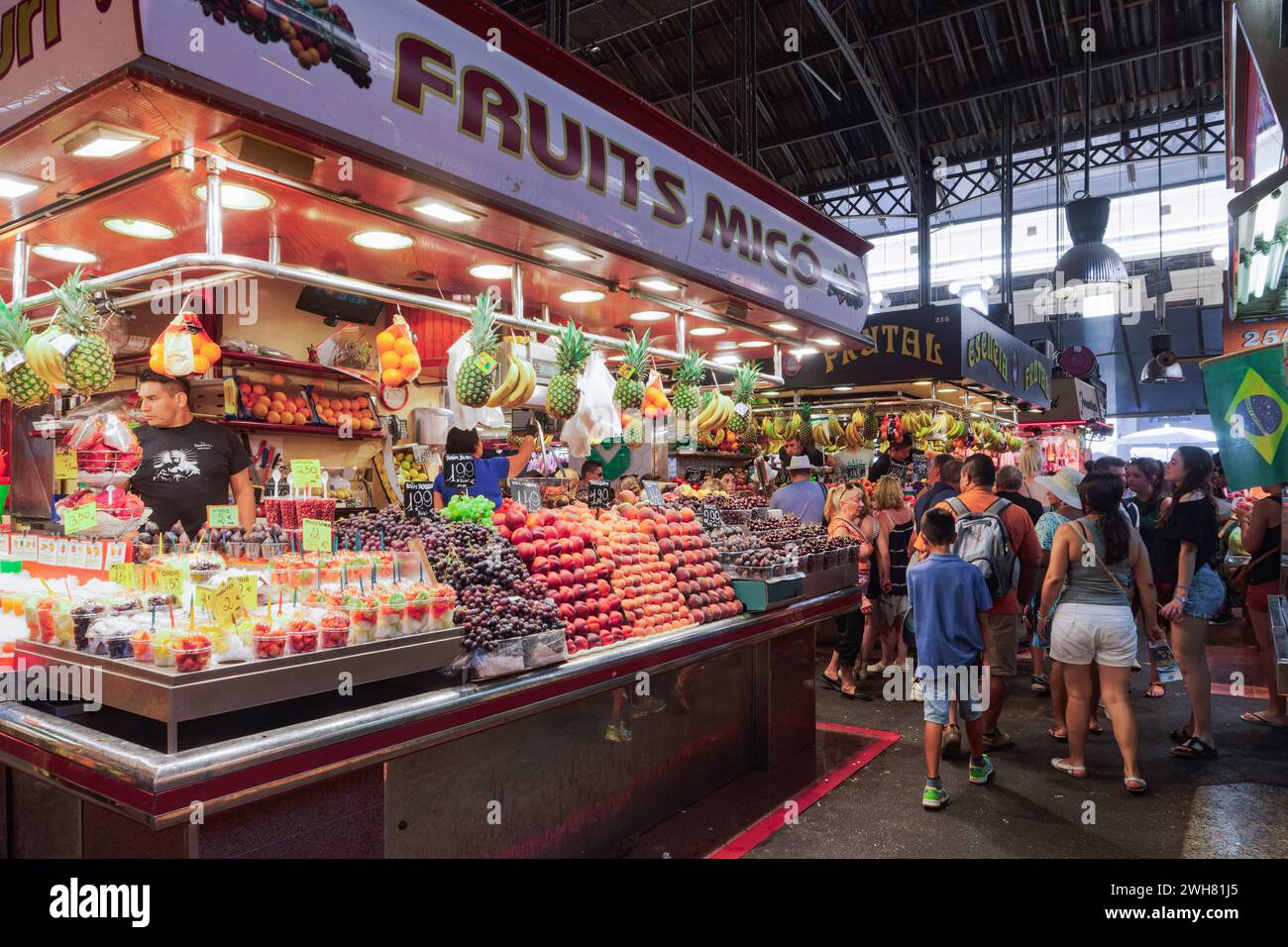 Barcelone, Espagne Mercat de Sant Josep de la Boqueria marché alimentaire public point de repère magasins intérieurs avec foule en Catalogne. Banque D'Images