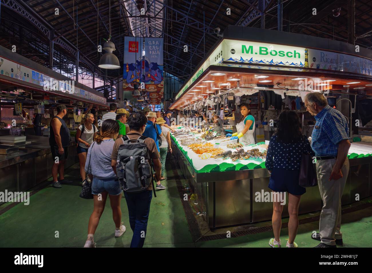 Barcelone, Espagne Mercat de Sant Josep de la Boqueria marché alimentaire public point de repère magasins intérieurs avec foule en Catalogne. Banque D'Images