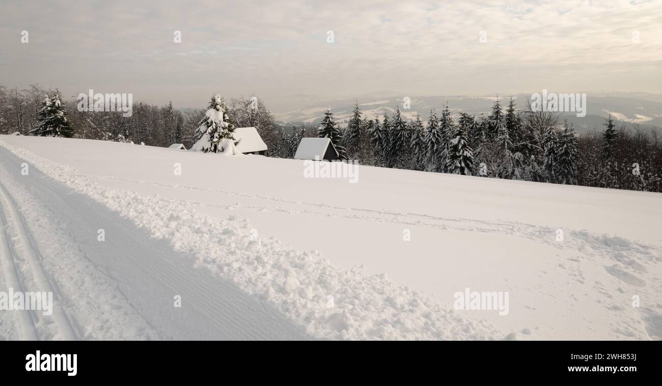 Journée d'hiver le plus nuageuse au-dessus du village de Bukovec dans la partie la plus orientale de la république tchèque Banque D'Images