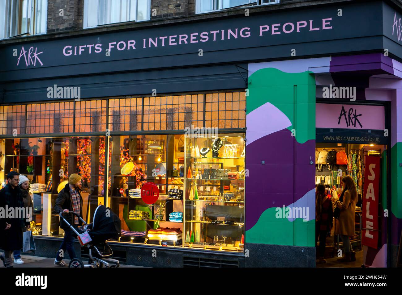 La vitrine illuminée des cadeaux Ark pour les gens intéressants à Cambridge Royaume-Uni Banque D'Images