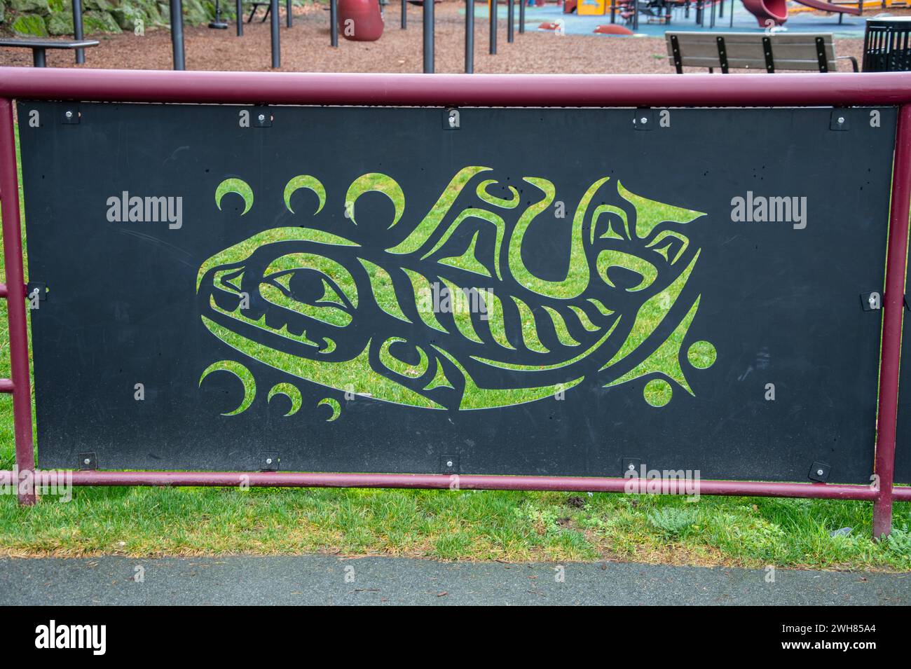 Peintures murales salish sur la clôture au terrain de jeu du parc Maffeo Sutton à Nanaimo, Colombie-Britannique, Canada Banque D'Images