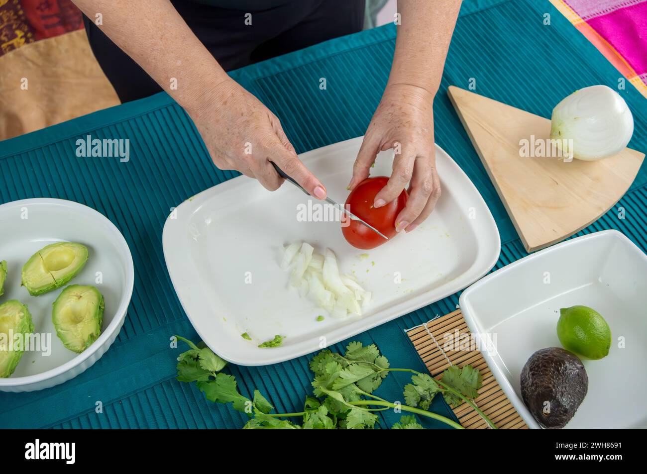 Mains fabriquant du guacamole avec des avocats mûrs. Une série d'images mettant en scène des mains transformant méticuleusement les avocats en un délice crémeux préparant le thé Banque D'Images