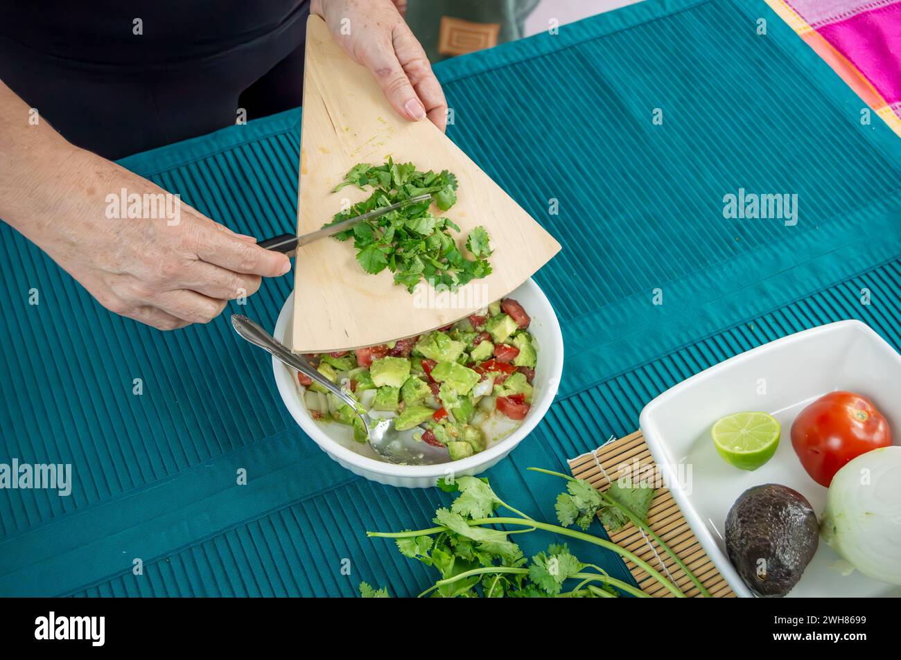 Mains fabriquant du guacamole avec des avocats mûrs. Une série d'images mettant en scène des mains transformant méticuleusement les avocats en un délice crémeux préparant le thé Banque D'Images