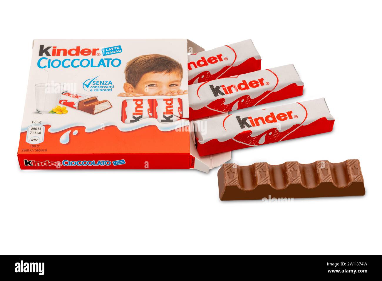 Alba, Italie - 19 août 2024 : barre de chocolat Kinder Ferrero avec cœur de lait, italien paquet de 4 barres enveloppées et une déballée, isolée sur blanc, cl Banque D'Images