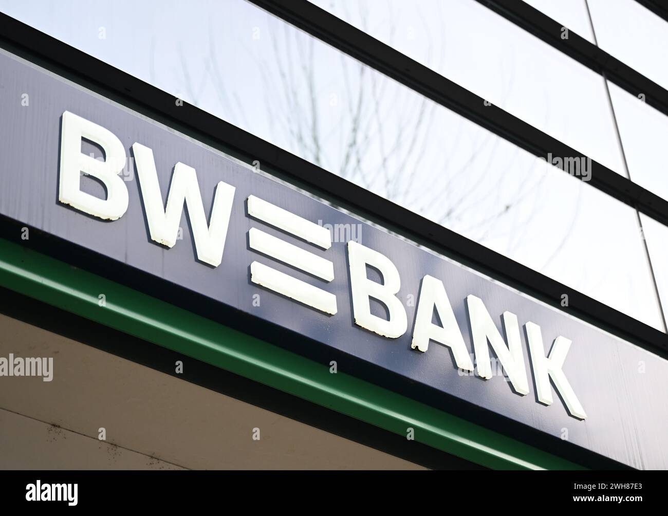 Stuttgart, Allemagne. 08th Feb, 2024. Le logo BW Bank sur une succursale de Stuttgart. Crédit : Bernd Weißbrod/dpa/Alamy Live News Banque D'Images