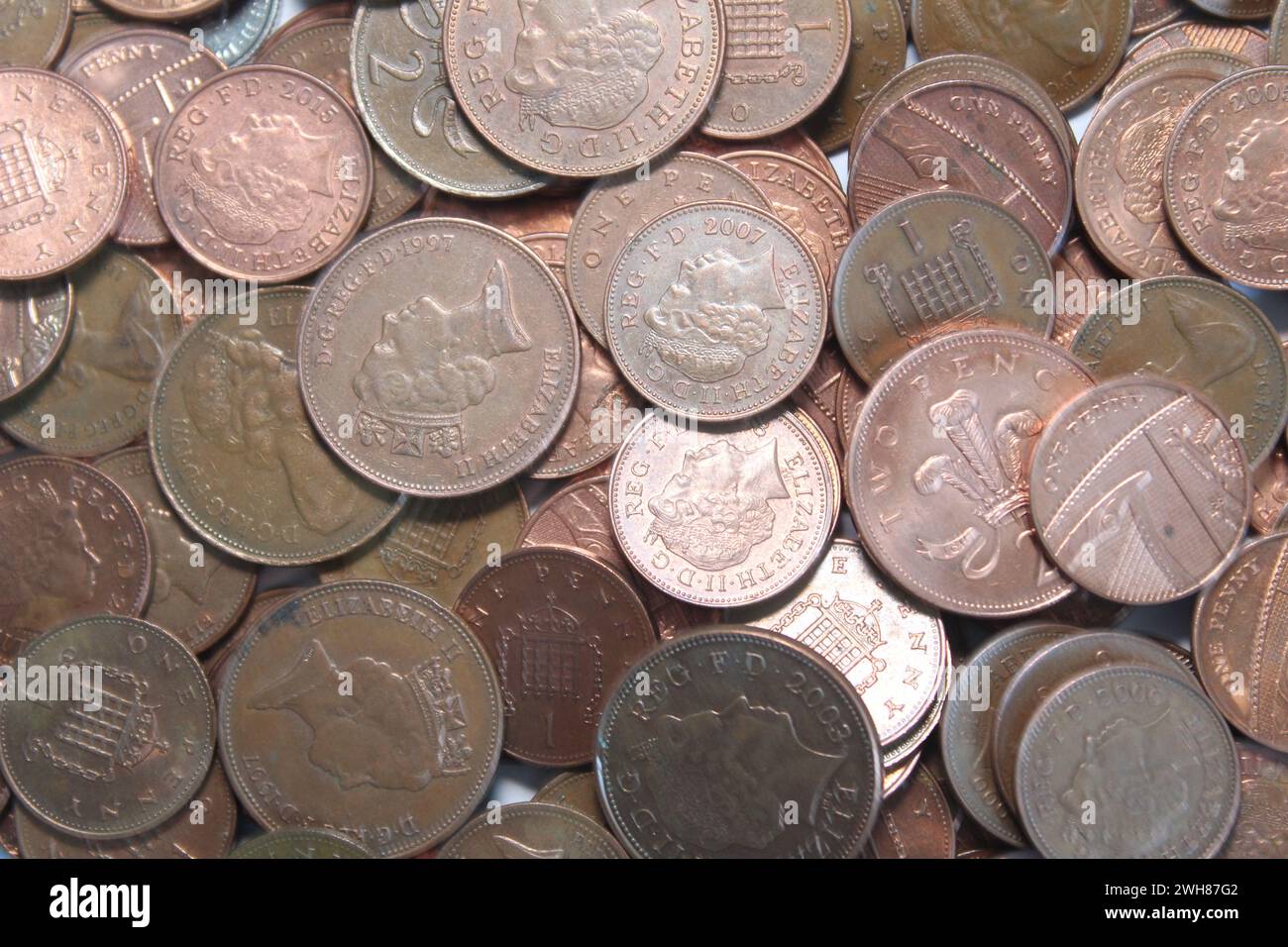Les pièces britanniques d'un et deux pence se sont répandues Banque D'Images