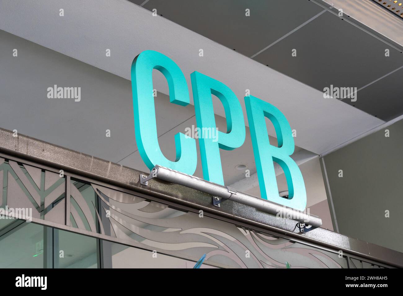 Gros plan du panneau CPB (Central Pacific Bank) sur le bâtiment à Waikiki, Hawaï. Banque D'Images