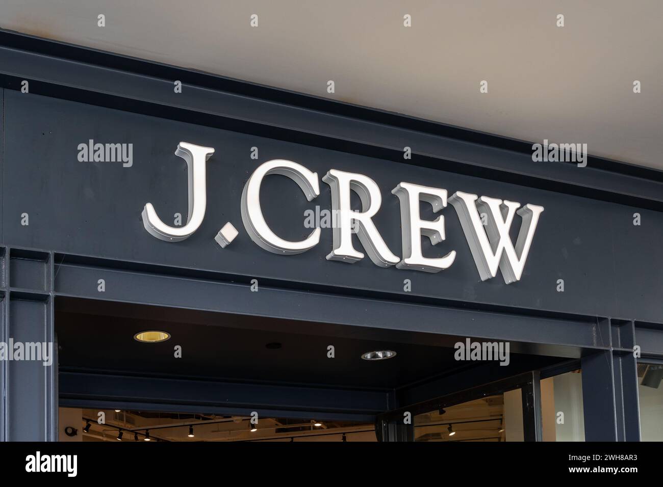 Gros plan de J. Logo Crew signe dans leur magasin dans un centre commercial à Waikiki, Hawaï. Banque D'Images