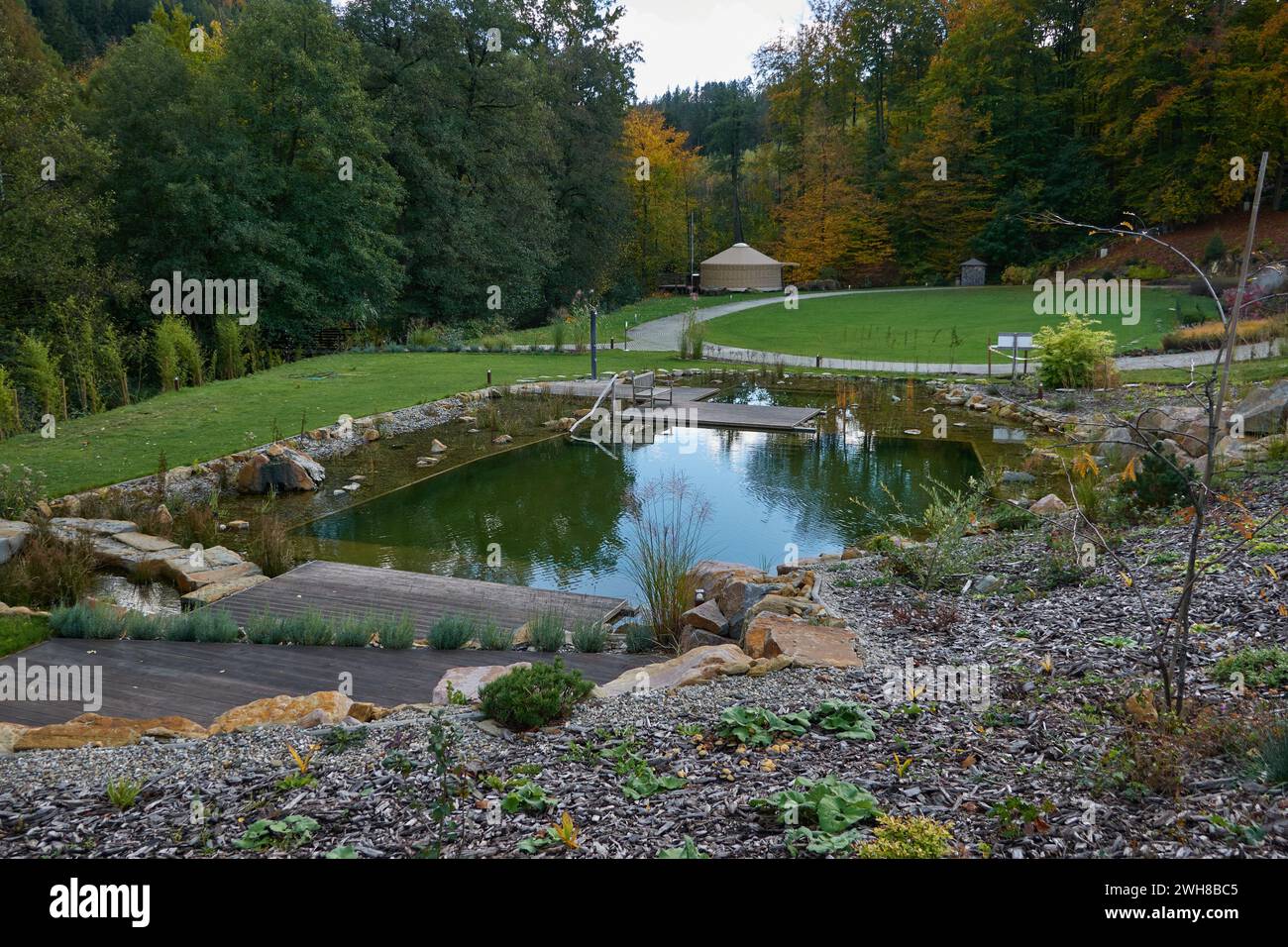 Luhacovice, République tchèque - 28 octobre 2023 - le jardin de la Maison Augustinienne par un après-midi d'automne ensoleillé Banque D'Images