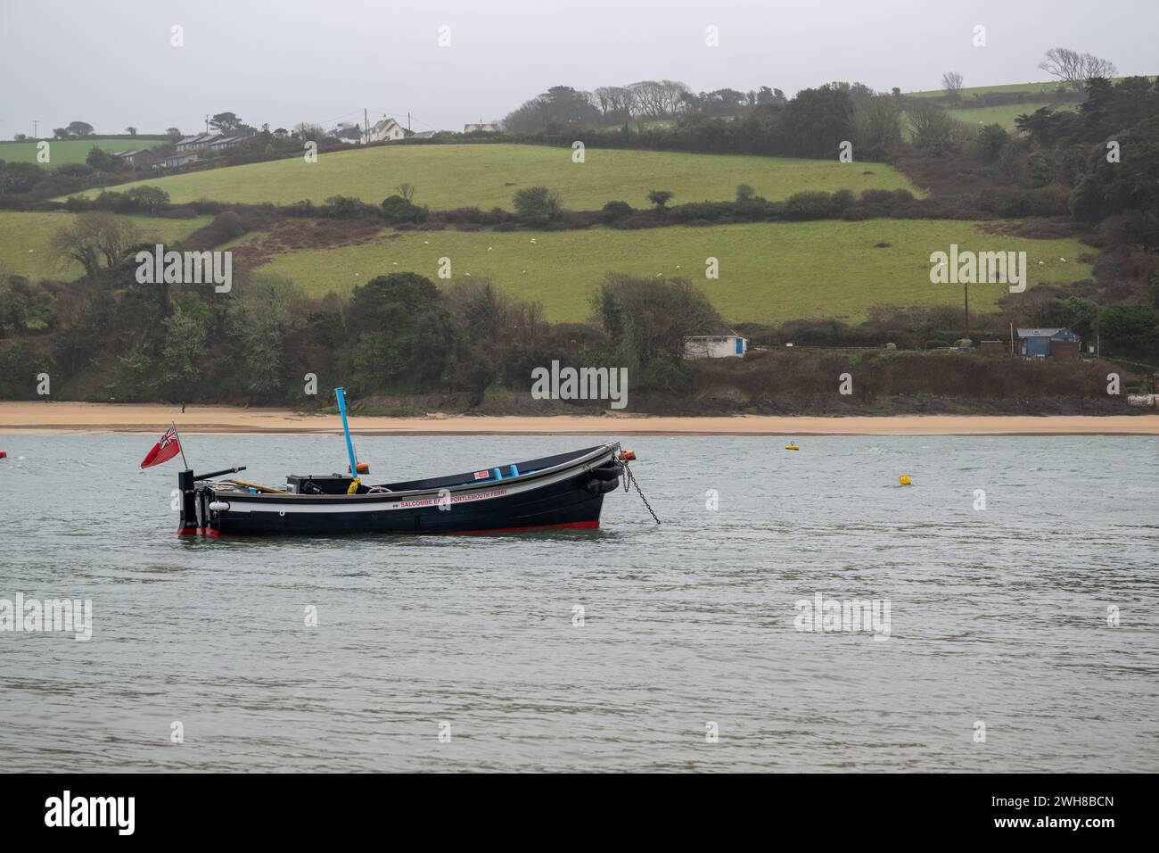 Salcombe à East Portlemouth ferry à l'ancre dans l'estuaire avec East Portlemouth et plage en vue en arrière-plan, de la plage près de Whitestrand Banque D'Images