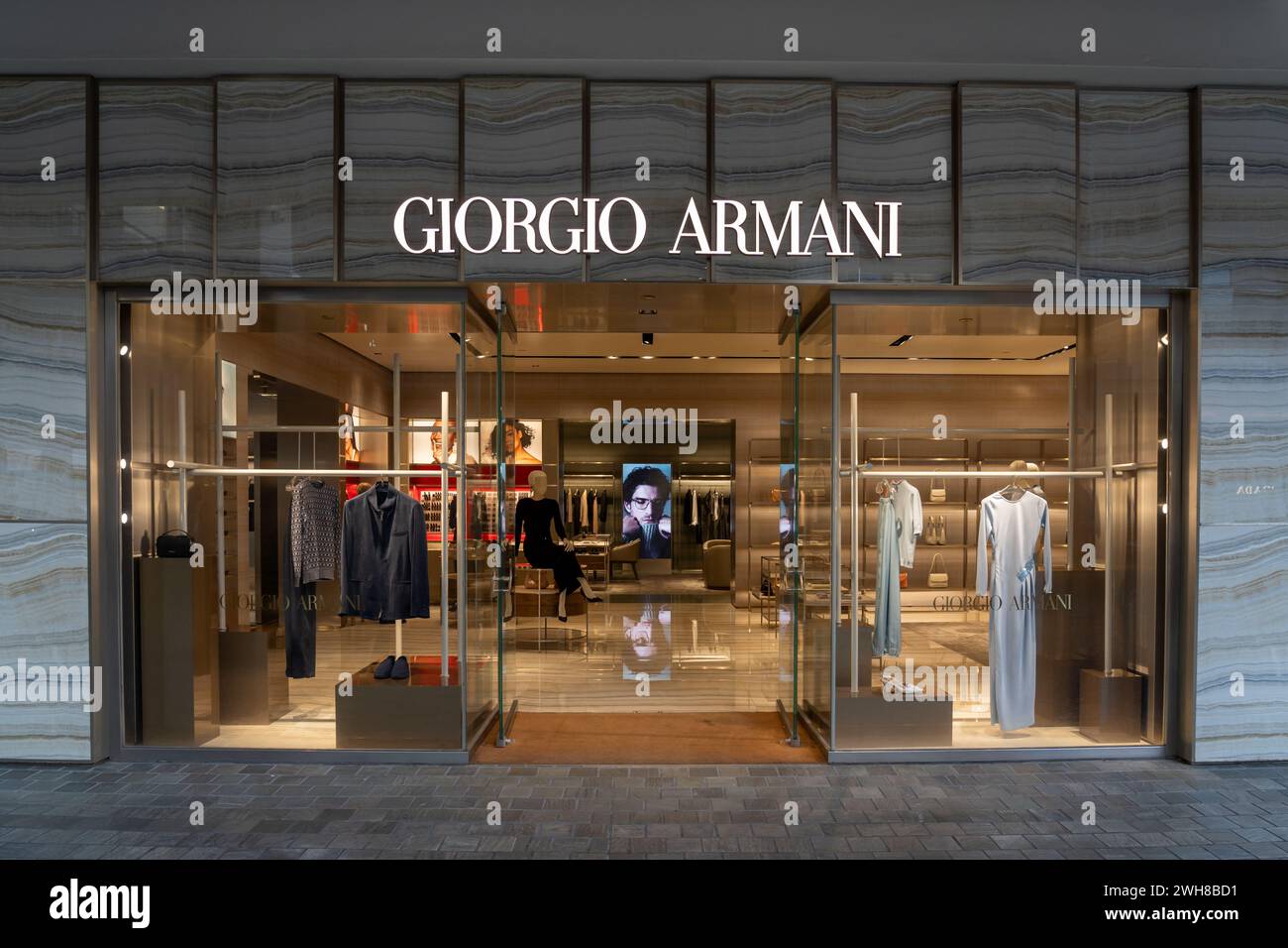 Giorgio armani shop Banque de photographies et d images a haute resolution Alamy