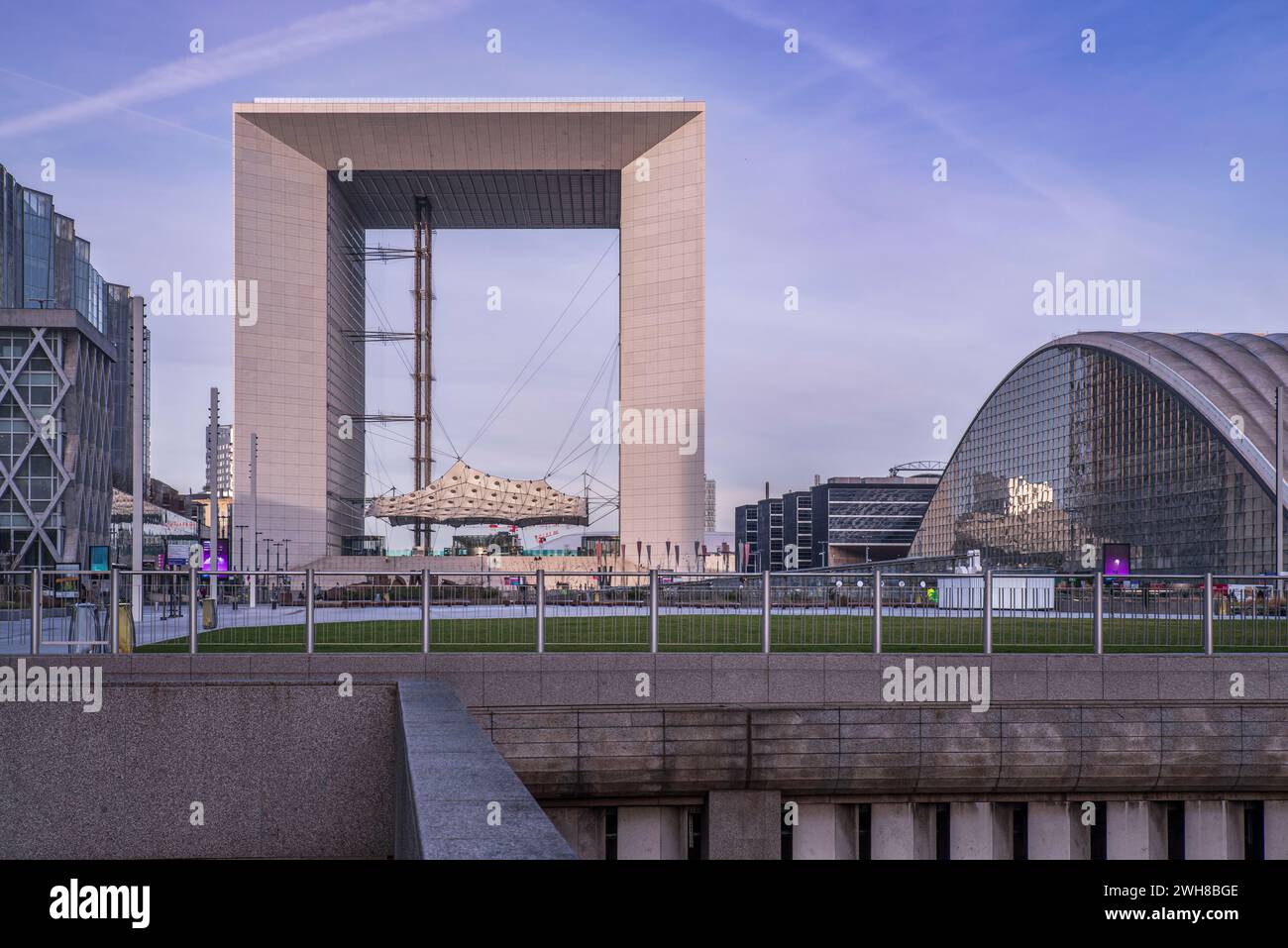 Paris, France - 28/2024 : Grande arche dans le quartier de la Défense à Paris, France Banque D'Images