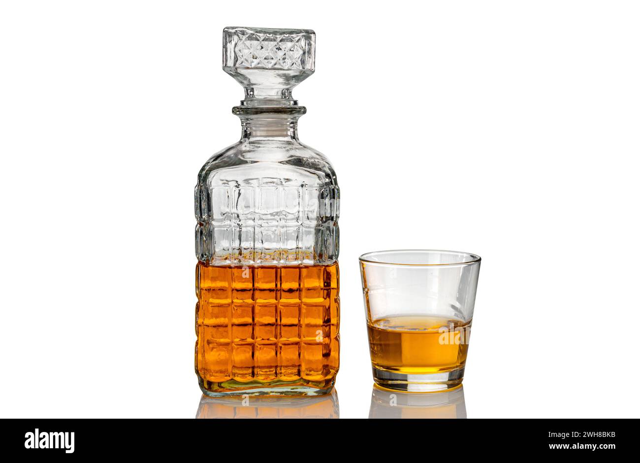 Whisky dans une bouteille en verre de cristal décorée, whisky ou bourbon dans une bouteille vintage avec verre isolé sur blanc, chemin d'écrêtage Banque D'Images