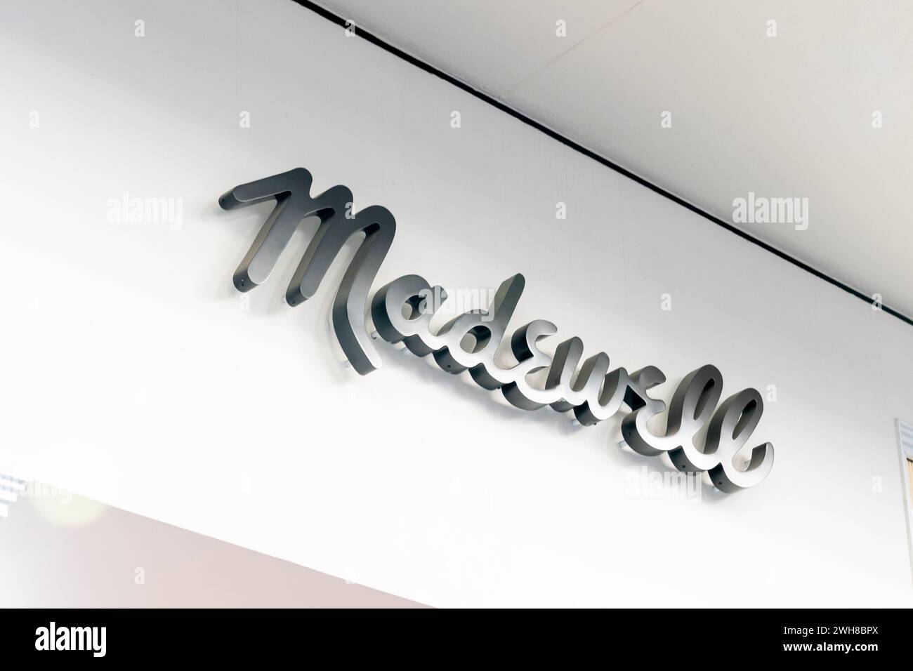 Gros plan de l'enseigne de magasin Madewell dans leur magasin dans un centre commercial à Waikiki, Hawaï. Banque D'Images