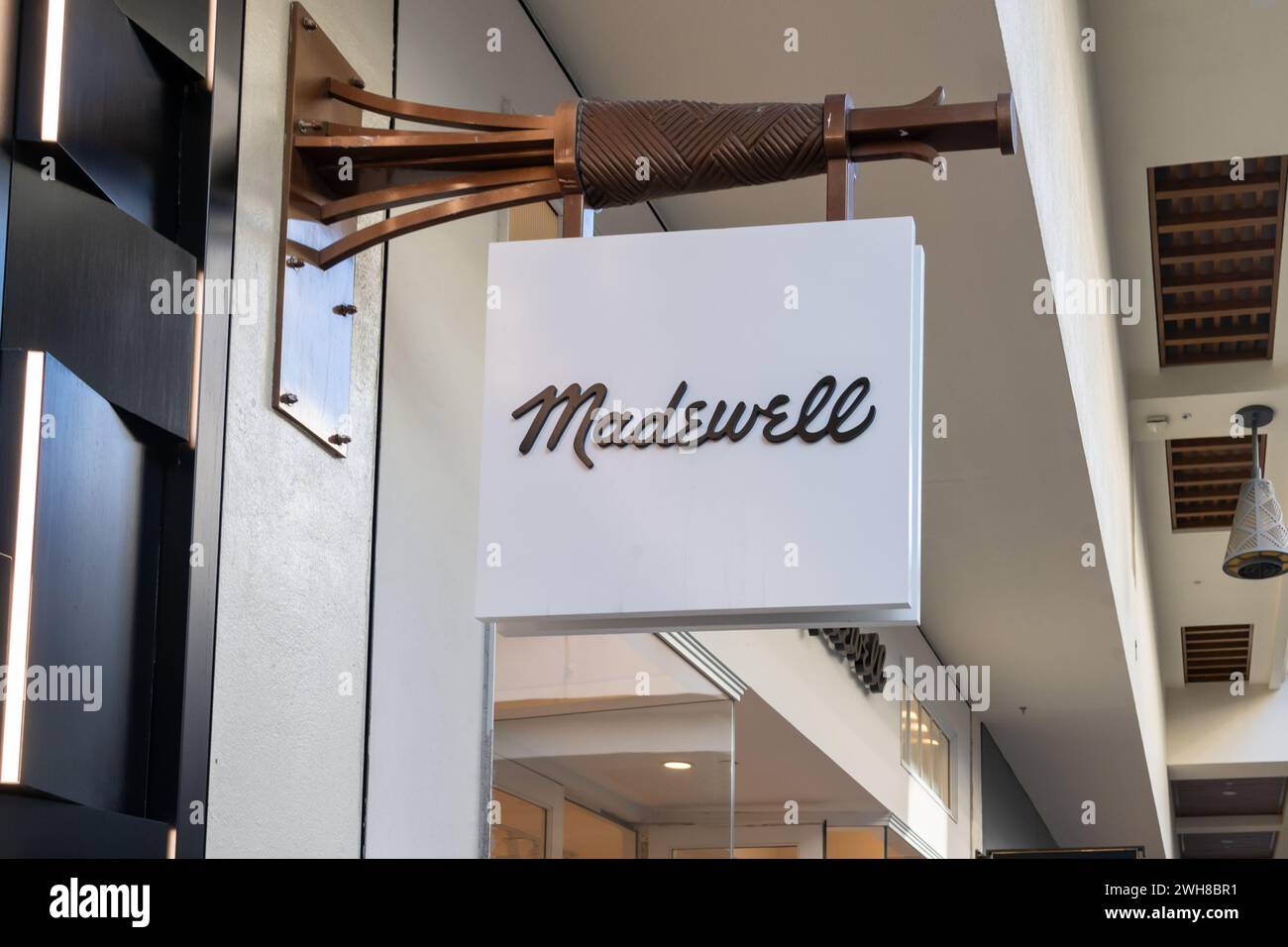 Gros plan de l'enseigne suspendue Madewell dans leur magasin dans un centre commercial à Waikiki, Hawaï. Banque D'Images