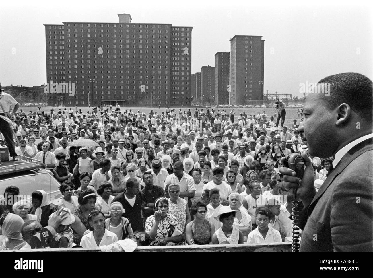 Dr King s'adressant à la foule lors d'une manifestation pacifique pour les droits civiques dans les années 1960 à Chicago Banque D'Images