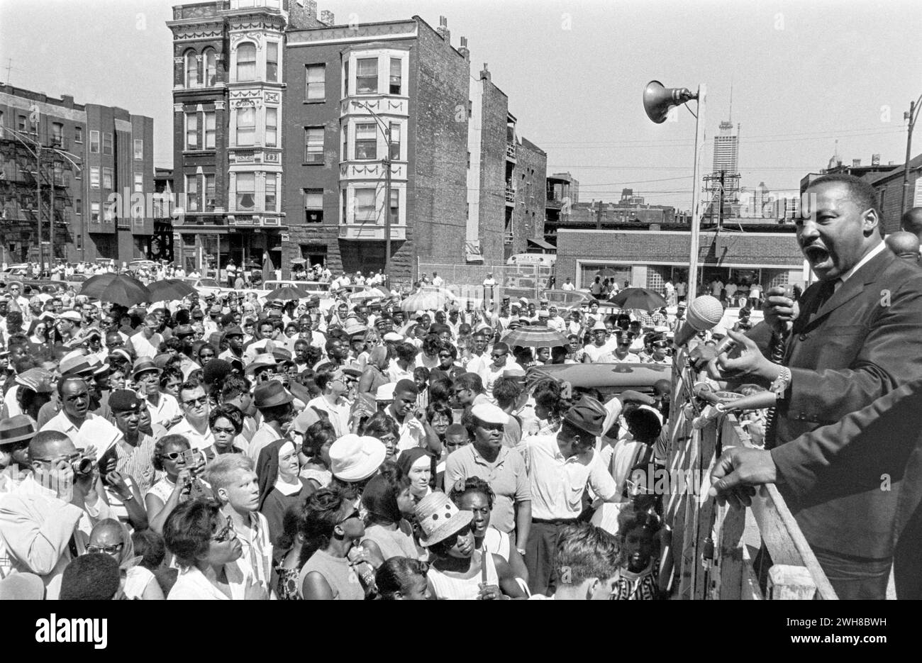 Dr Martin Luthur King Jr s'adressant à une foule de gens à Chicago en noir et blanc Banque D'Images