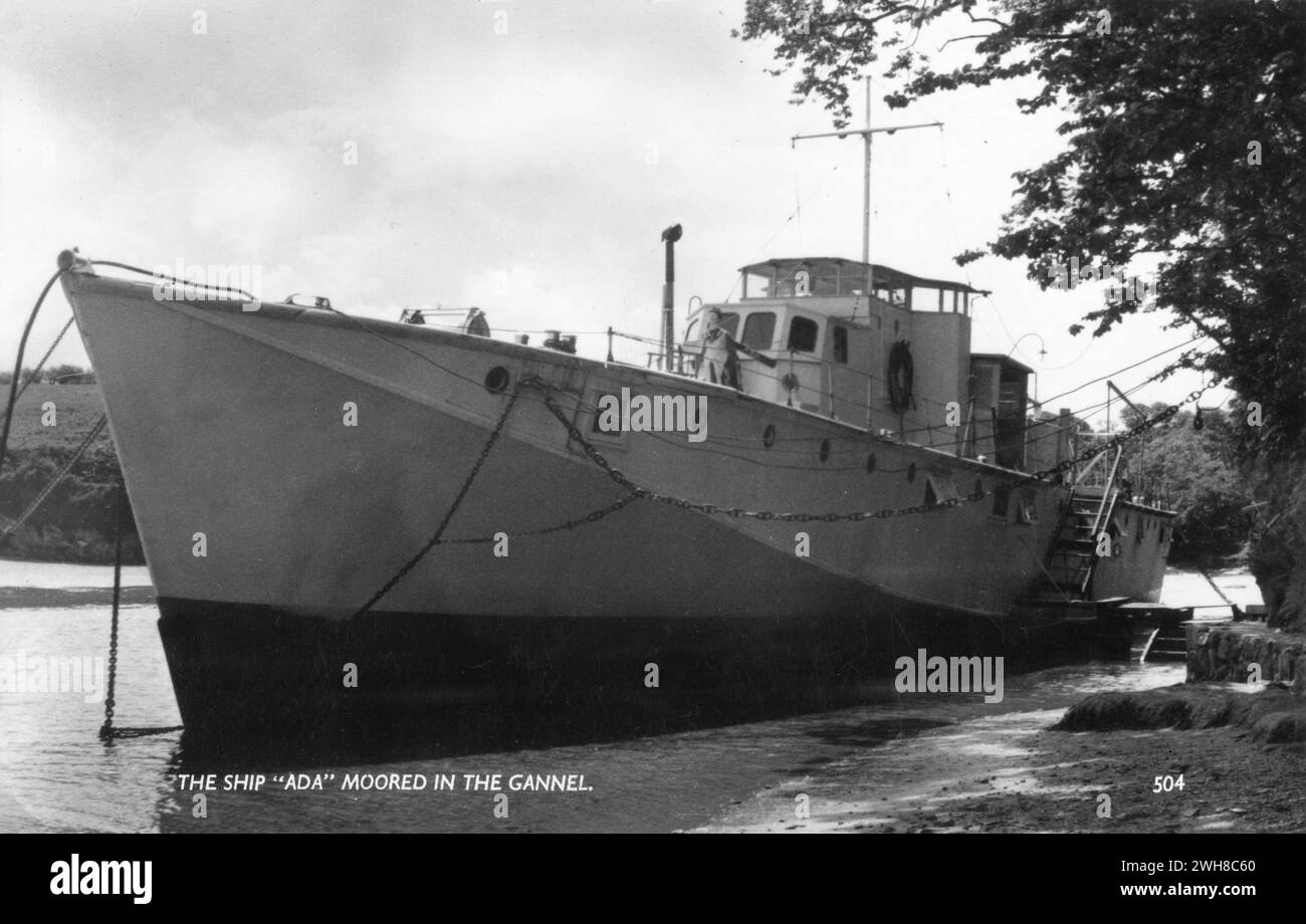 Newquay, Devon. Années 1960 - Une carte postale de photographie réelle vintage intitulée, "le navire 'Ada' amarré dans le Gannel", représentant un ancien bateau torpilleur Fairmile type d de la Royal Navy désarmé, période de la seconde Guerre mondiale, nommé 'Ada'. Il est amarré sur la rivière Gannel, près de Newquay, Devon. Banque D'Images