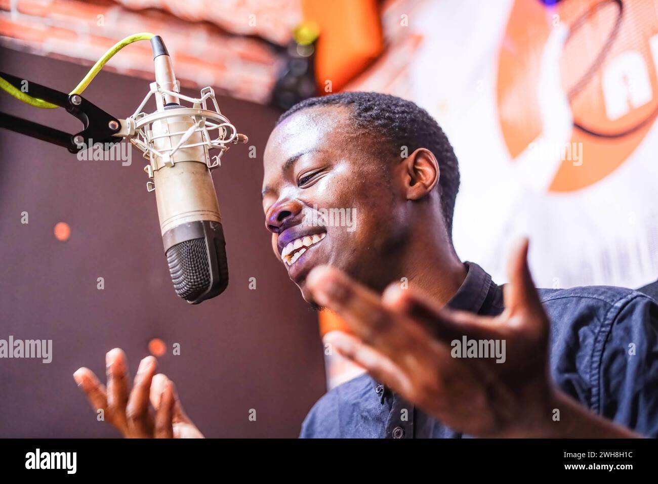 Nakuru, Kenya. 06th Feb, 2024. Brian Kennedy anime l'émission de radio 'Dread Yard Show', un talk-show interactif couvrant la santé, le divertissement et d'autres questions d'actualité sur la station Radio Yetu 89,2 FM basée à Nakuru City. À l’approche de la Journée mondiale de la radio, Radio Yetu célébrera plus de 100 ans depuis son invention. Crédit : SOPA images Limited/Alamy Live News Banque D'Images