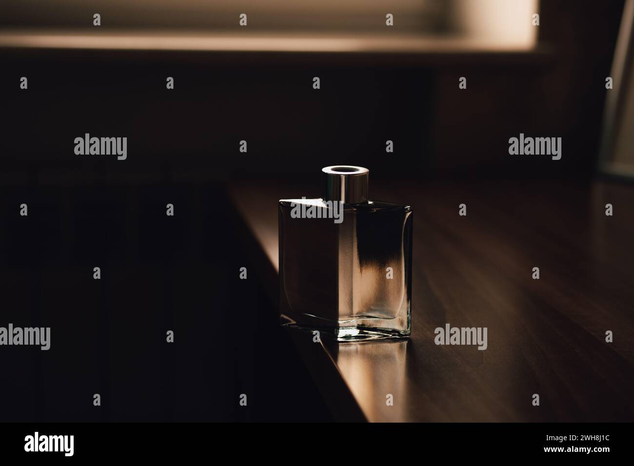 bouteille de parfum dans un ton de luxe Banque D'Images