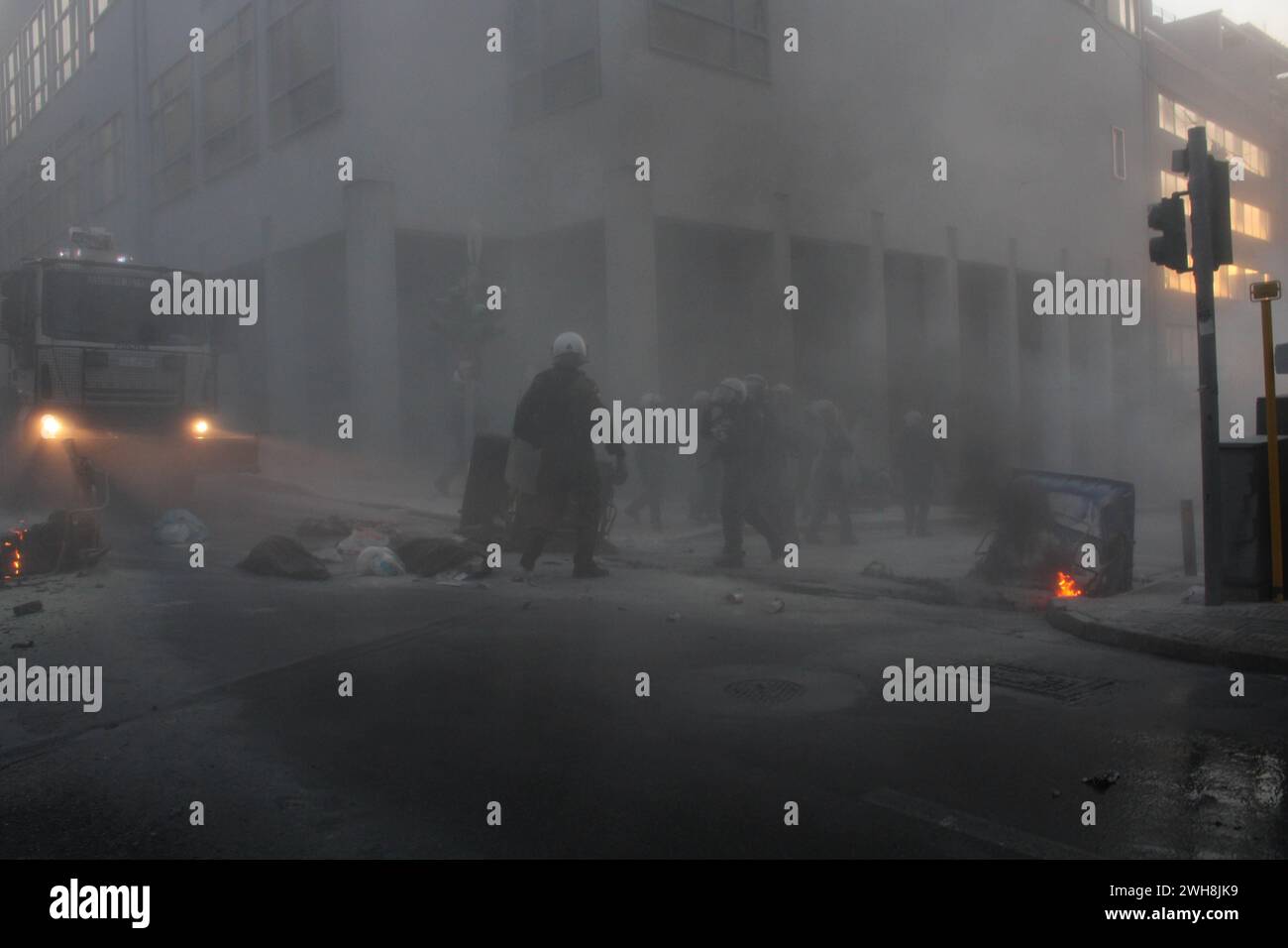 Athènes, Grèce. 08th Feb, 2024. Athènes, Grèce 8 février 2024. La police anti-émeute s'est heurtée à un petit groupe de manifestants étudiants à l'entrée du bâtiment de l'École de droit d'Athènes, en Grèce, le 8 février 2024. (Photo de Kostas Galanis/Sipa USA) crédit : Sipa US/Alamy Live News Banque D'Images