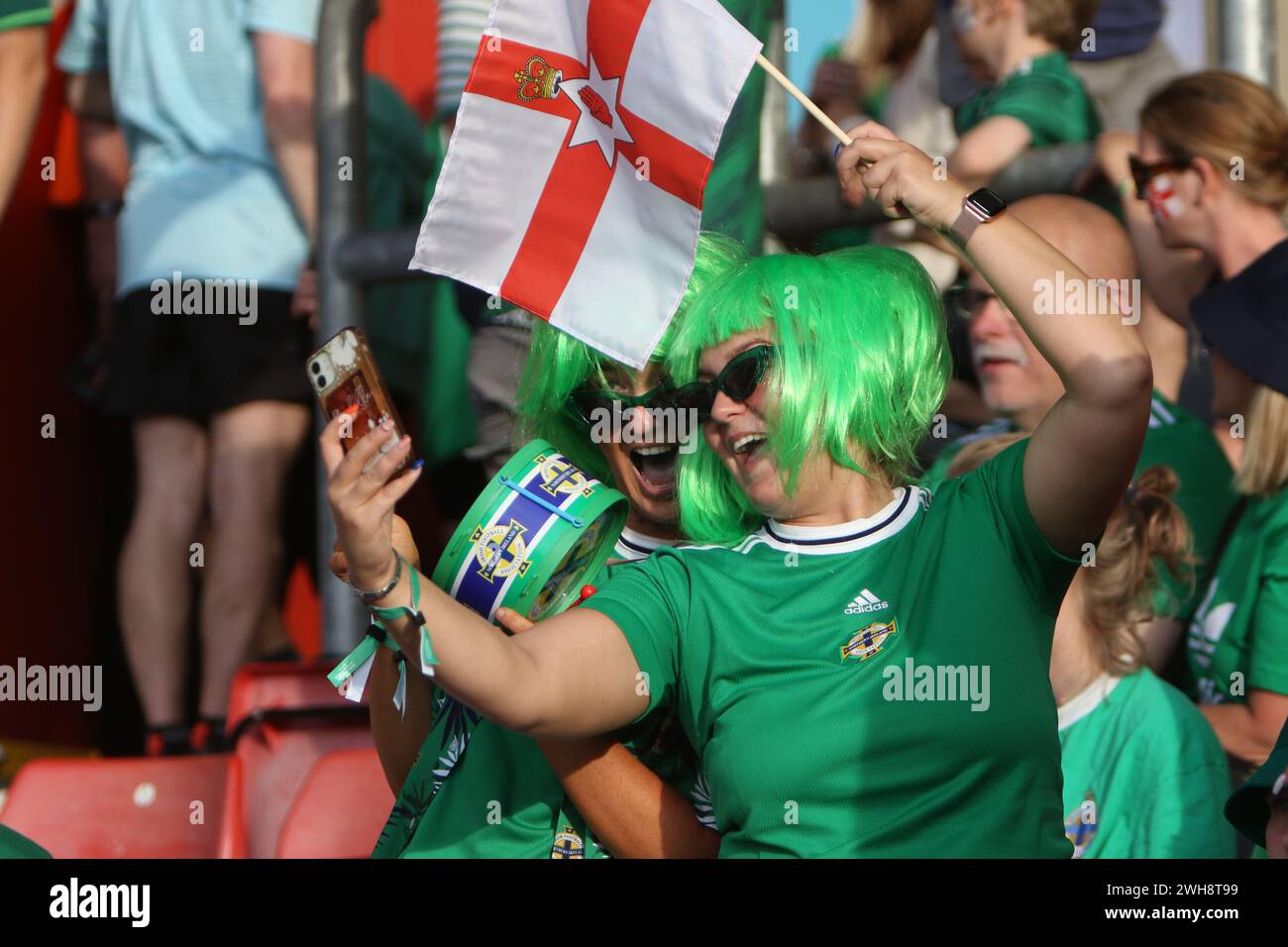 Fans d'Irlande du Nord vert et blanc armée GAWA #GAWA Angleterre v Irlande du Nord UEFA Womens Euro 15 juillet 2022 St Marys Stadium Southampton Banque D'Images